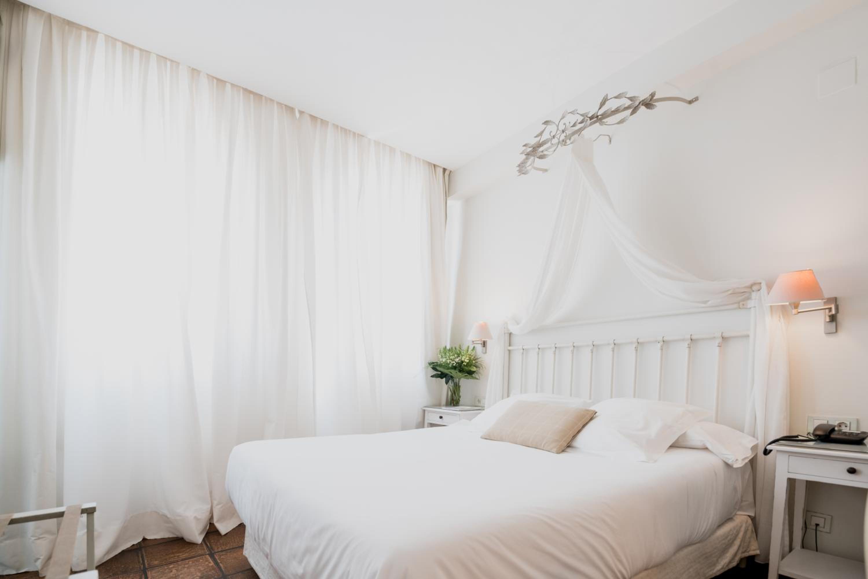 Standard Double or Twin Room - Photo 30