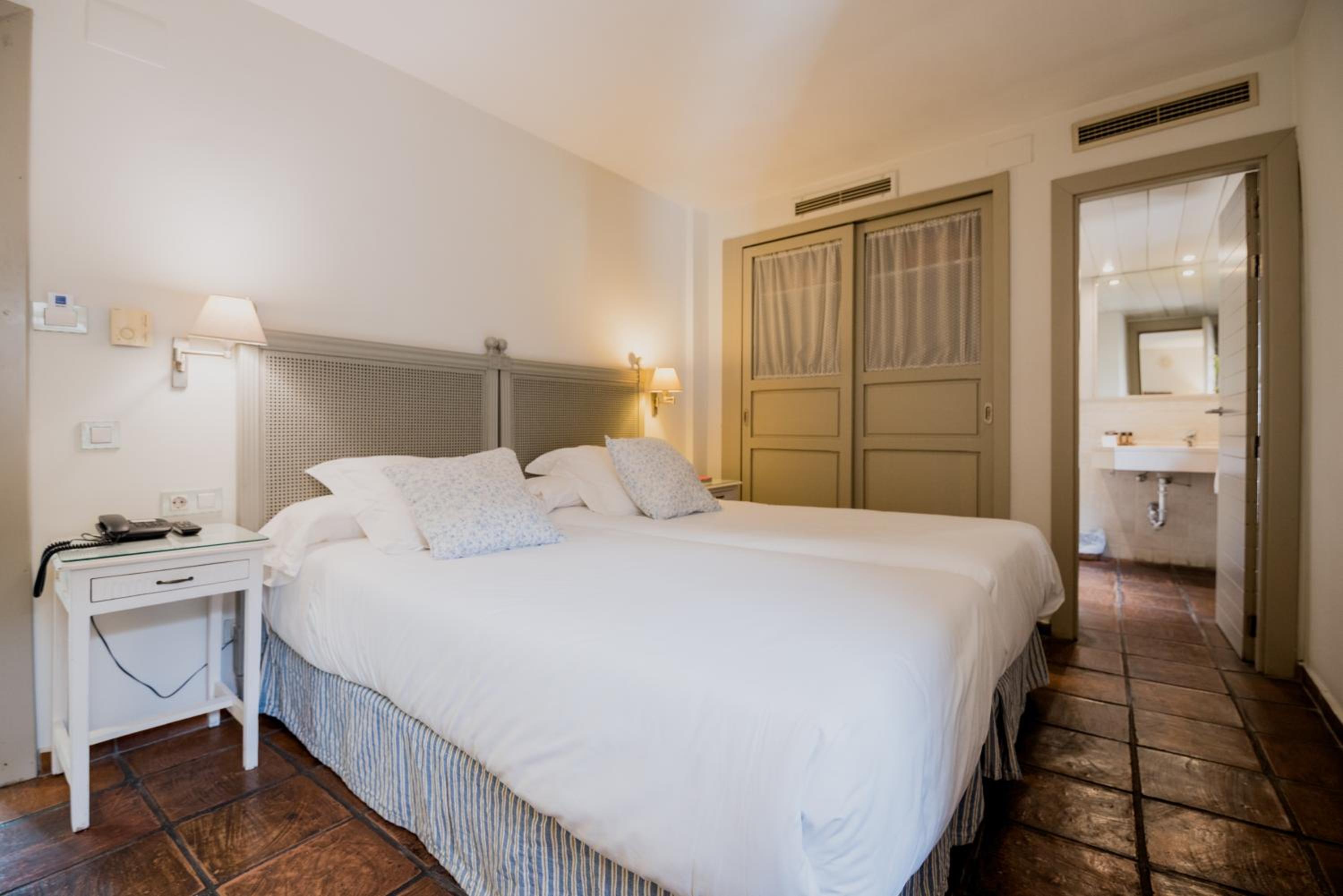 Standard Double or Twin Room - Photo 16