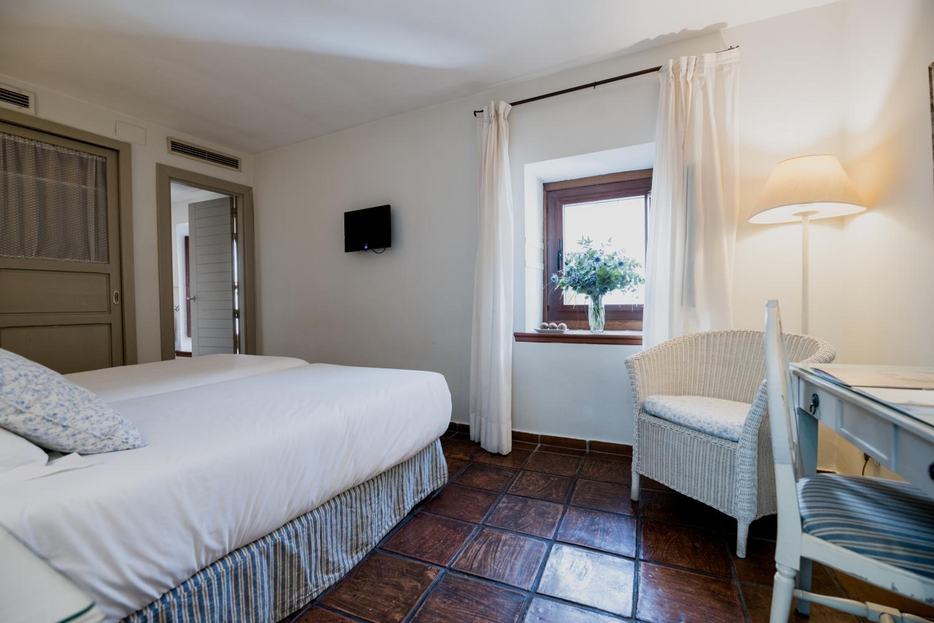 Standard Double or Twin Room - Photo 8