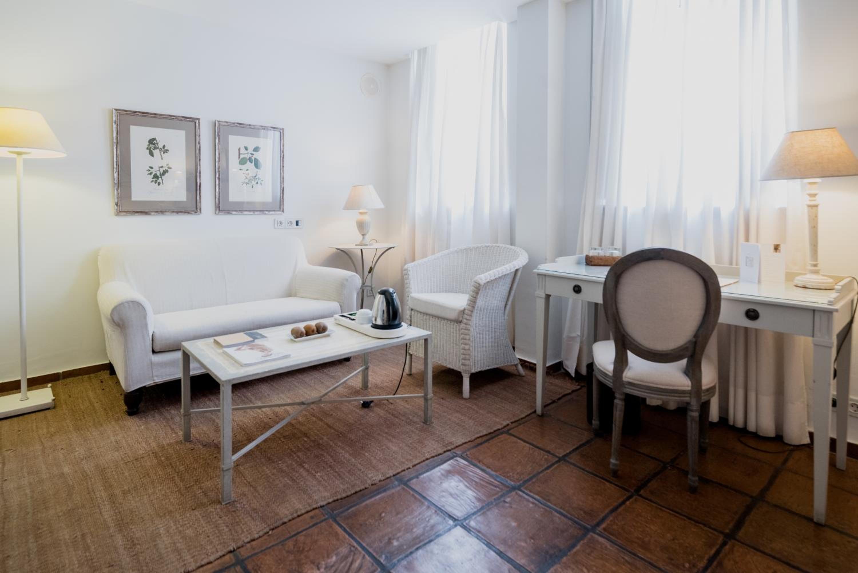 Premium Twin Room - Photo 6