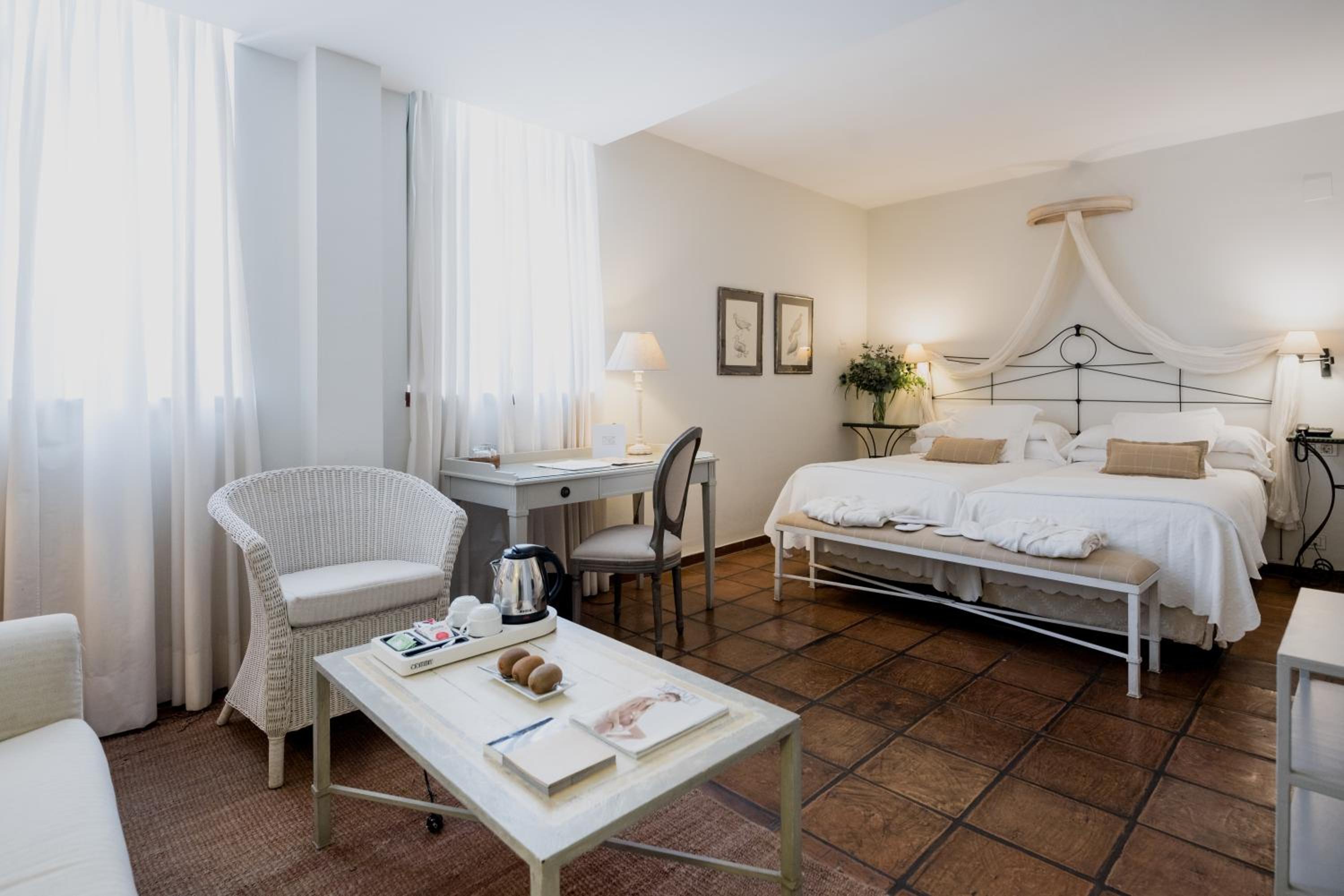 Premium Twin Room - Photo 3