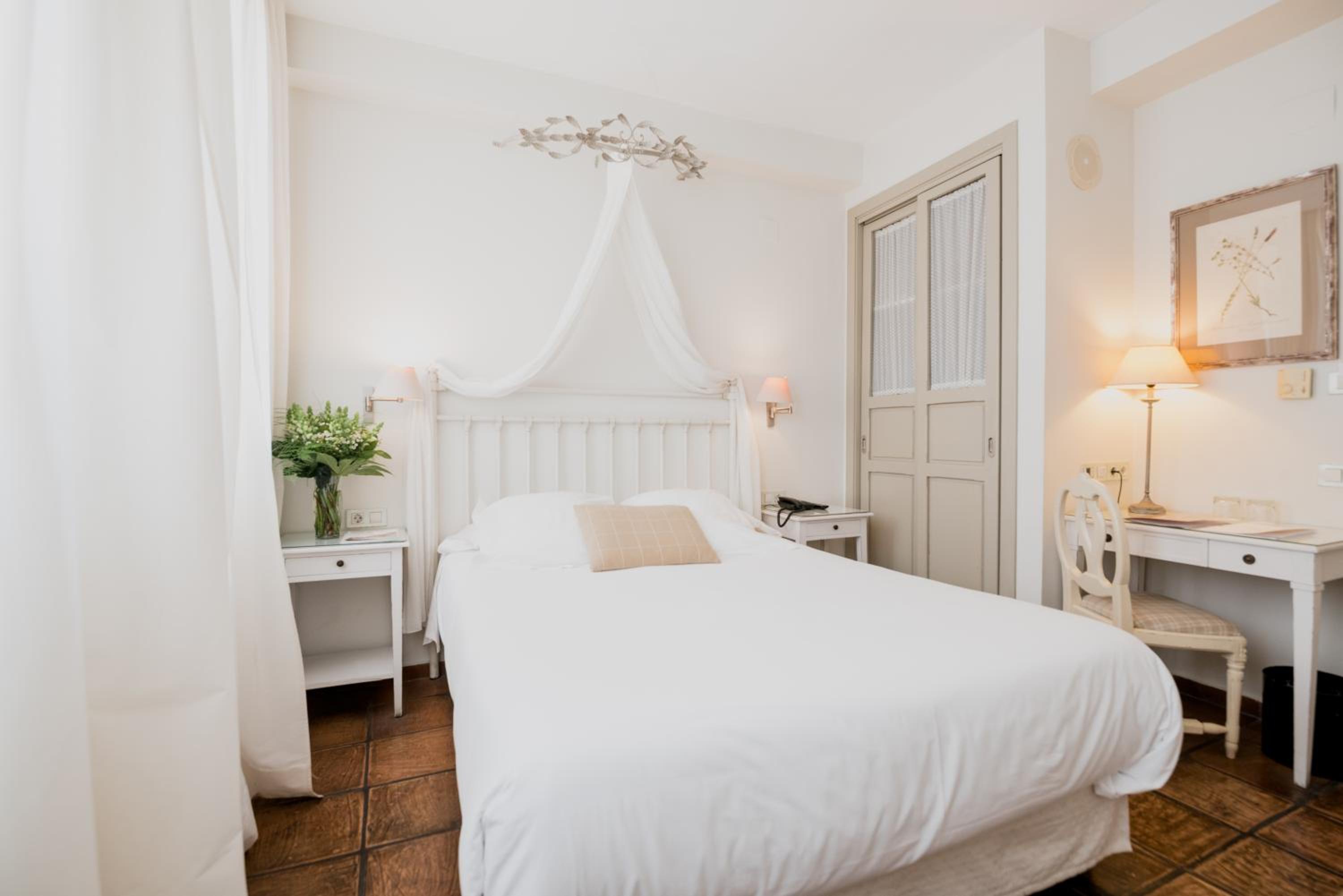Standard Double or Twin Room - Photo 25