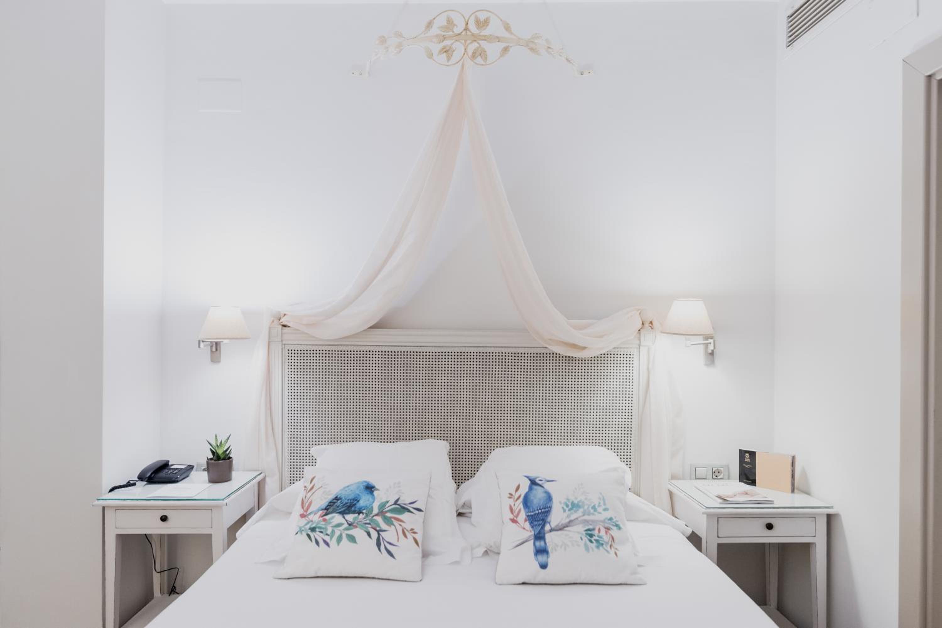 Standard Double or Twin Room - Photo 2