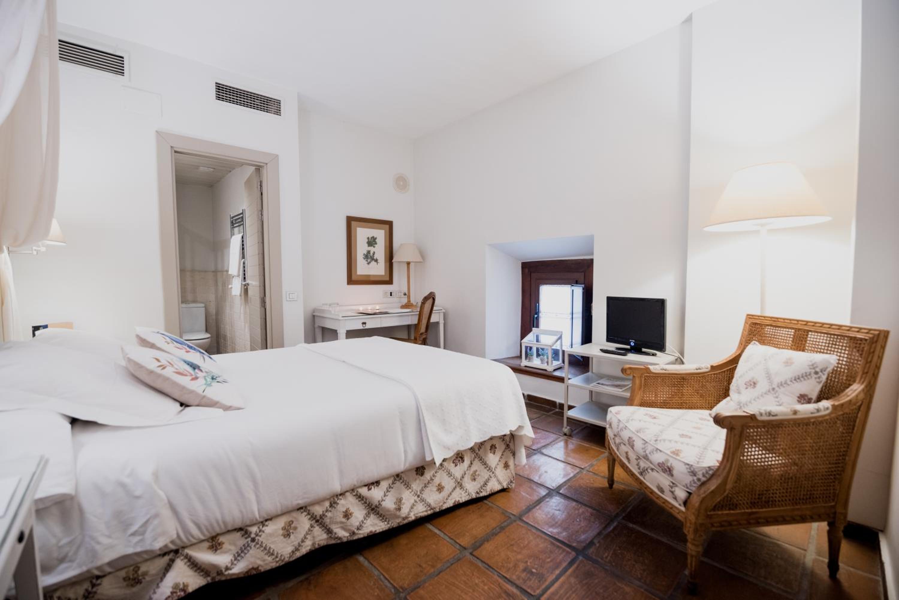 Standard Double or Twin Room - Photo 6