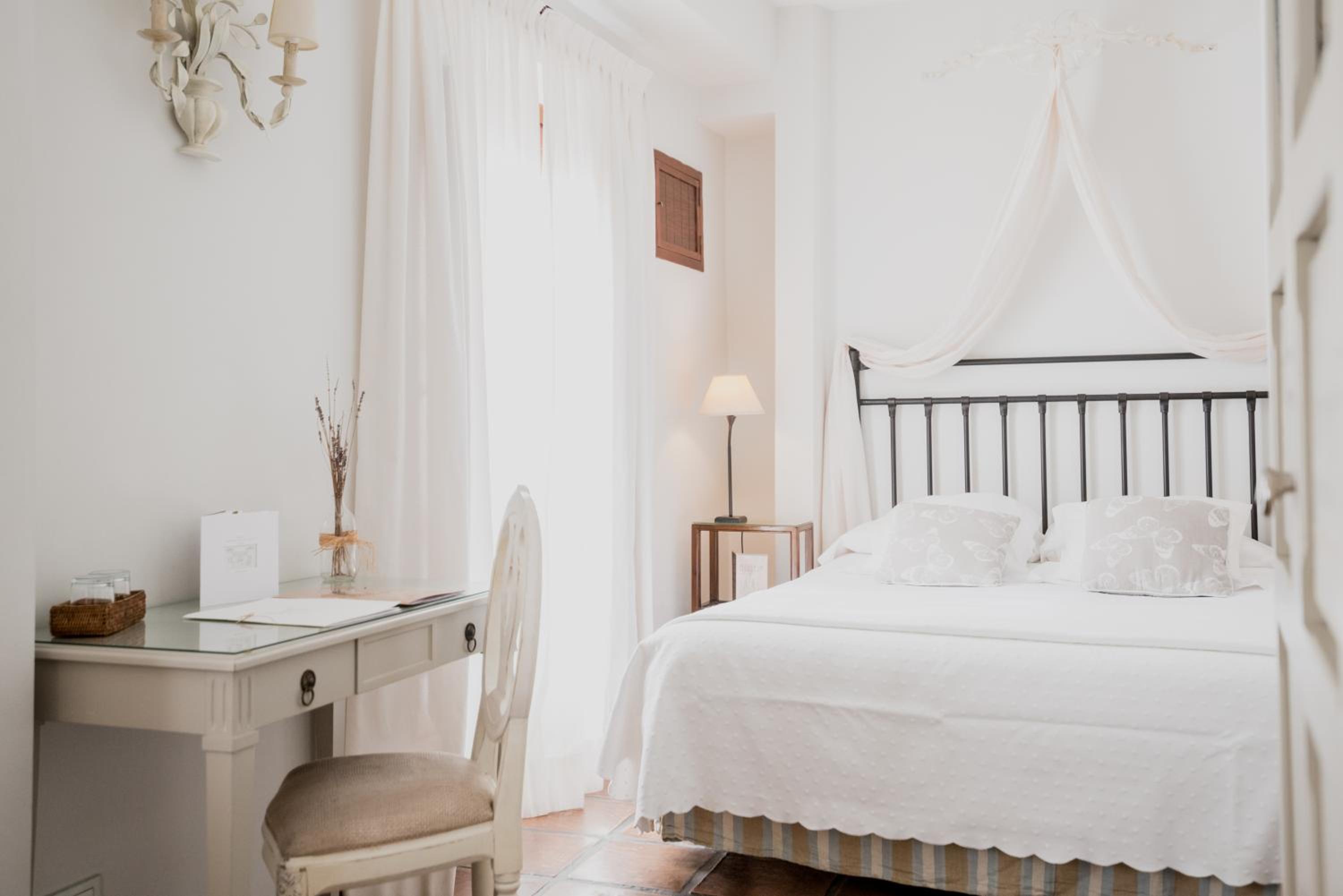 Standard Double or Twin Room - Photo 11