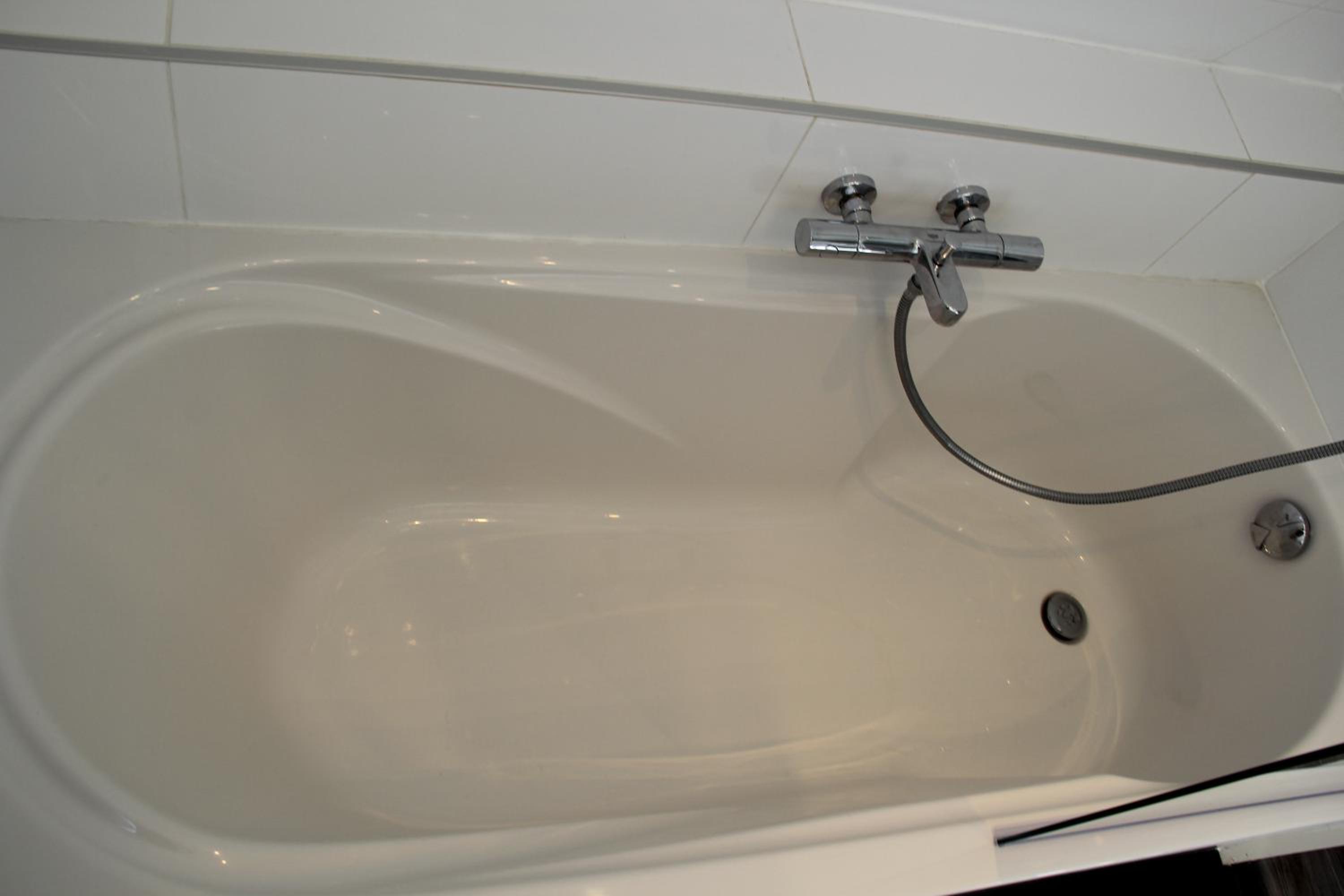 Deluxe Double Room with Bath - Photo 9