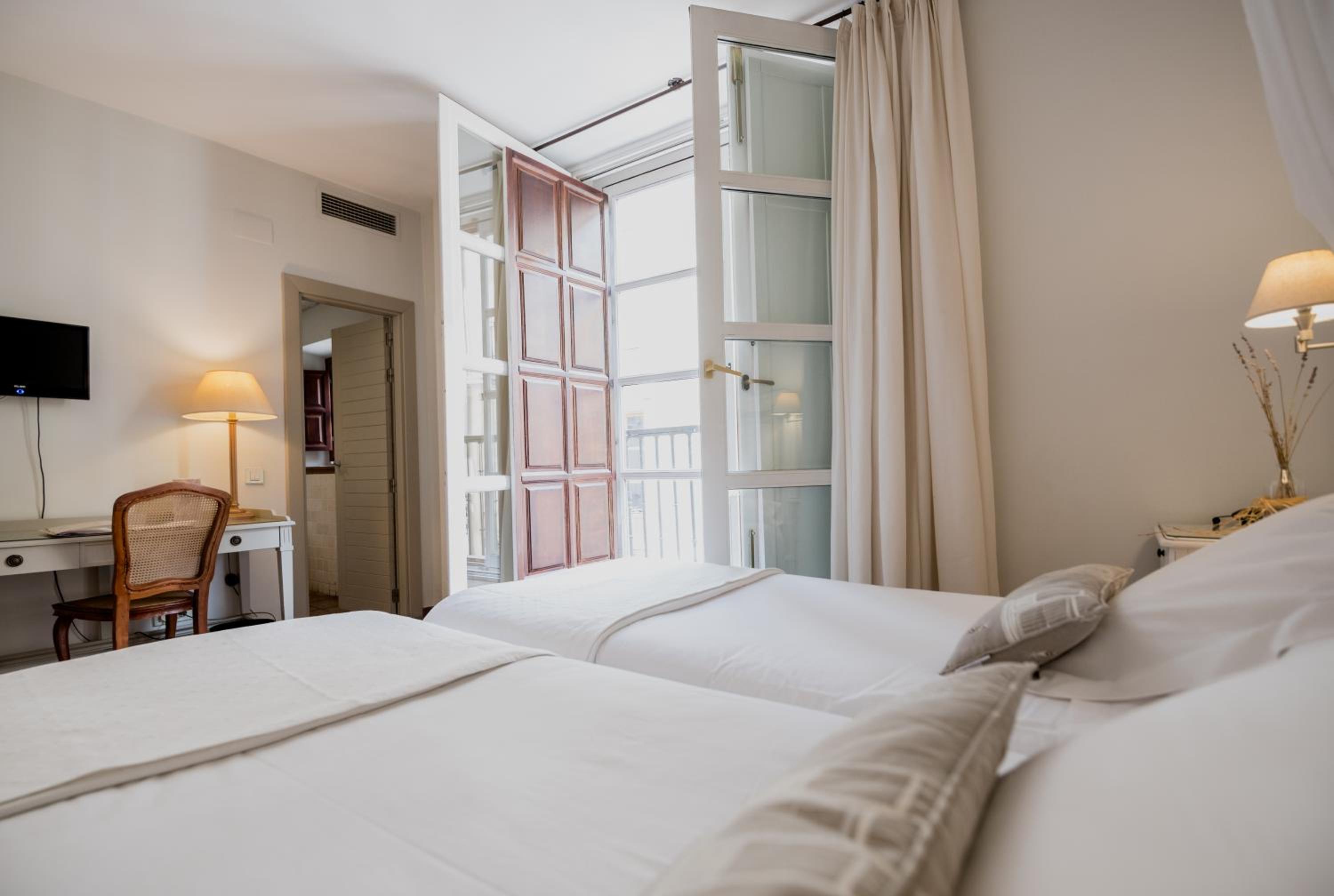 Superior Double or Twin Room - Photo 7