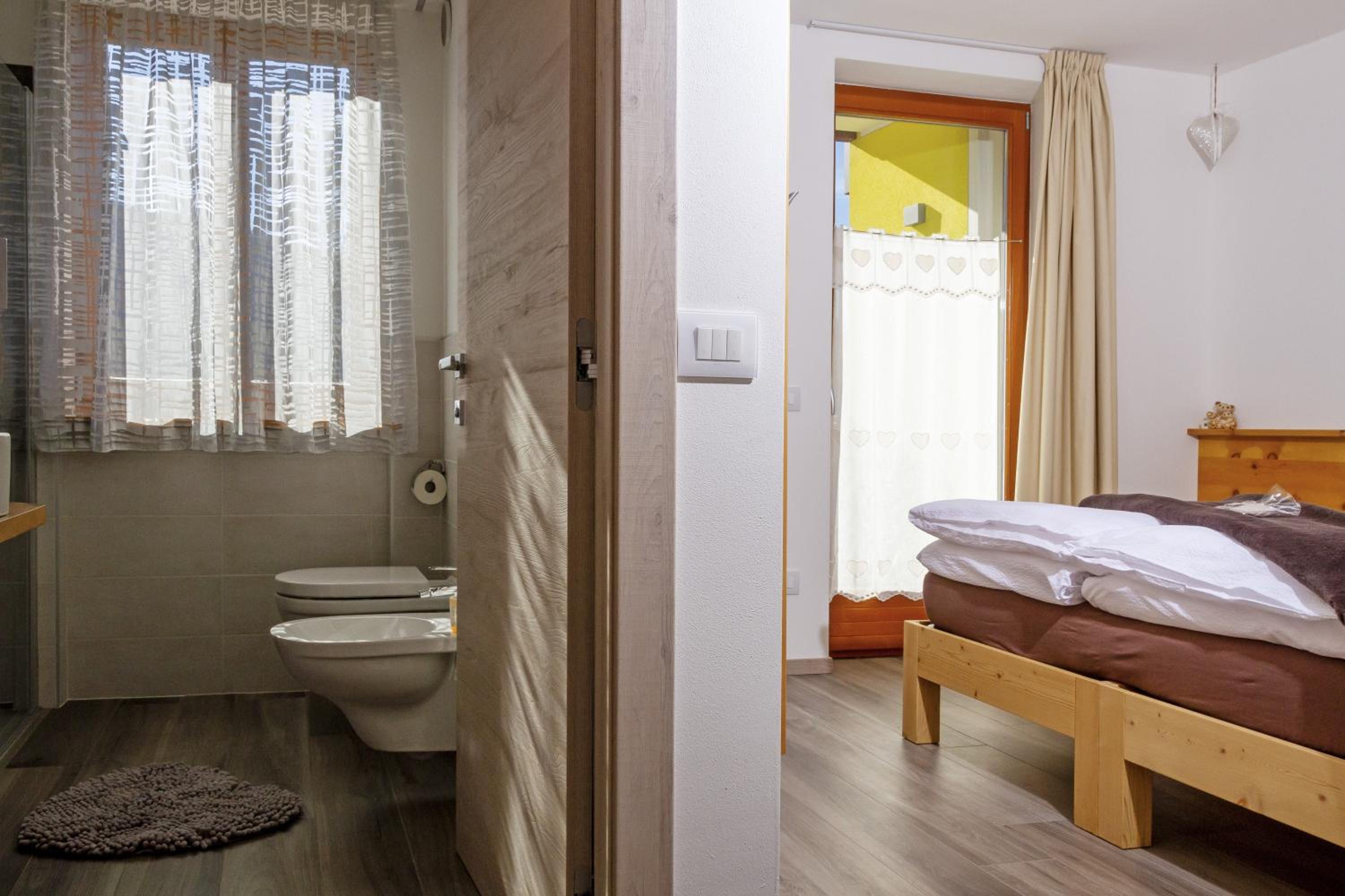 Deluxe Double Room with Balcony photo 3
