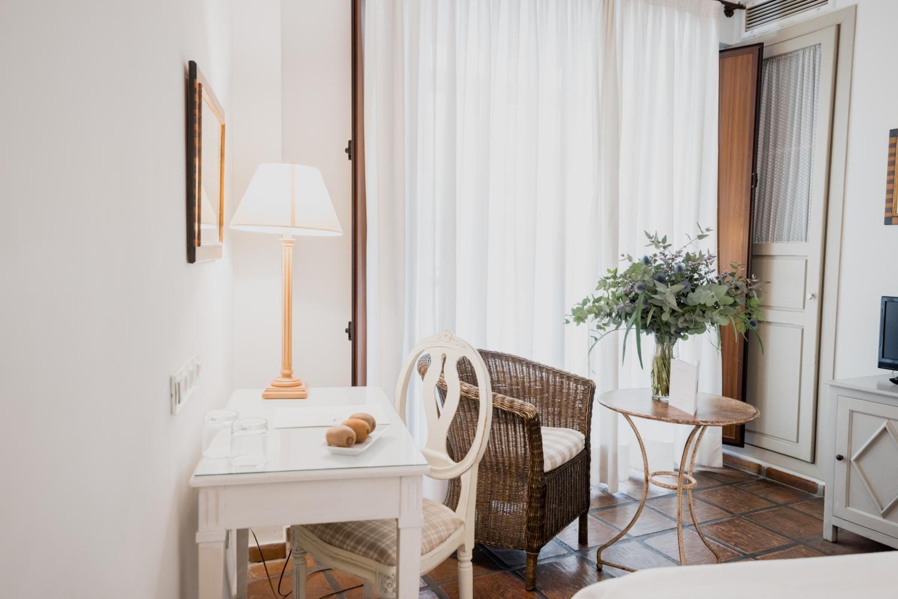 Standard Double or Twin Room - Photo 9
