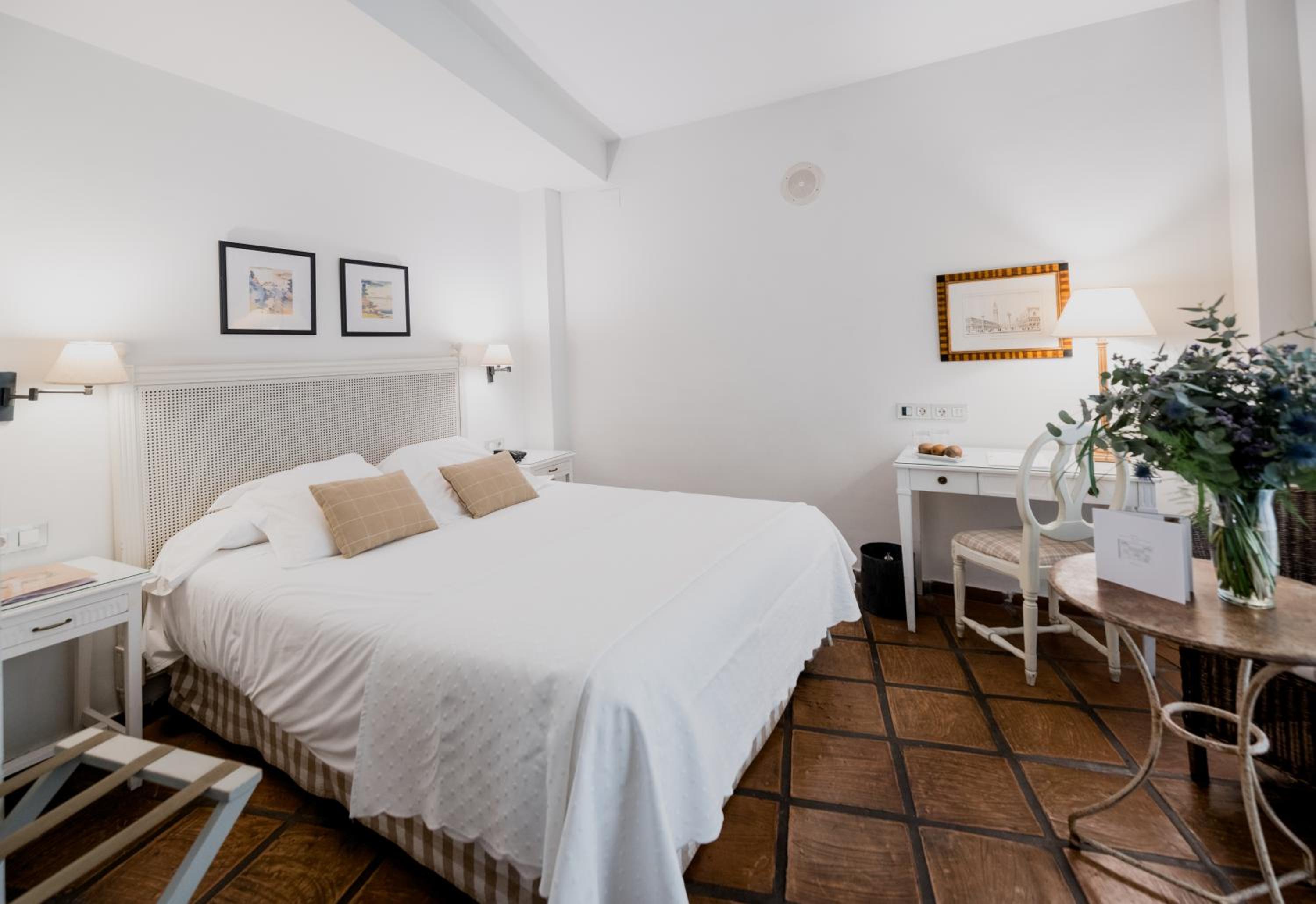 Standard Double or Twin Room - Photo 14