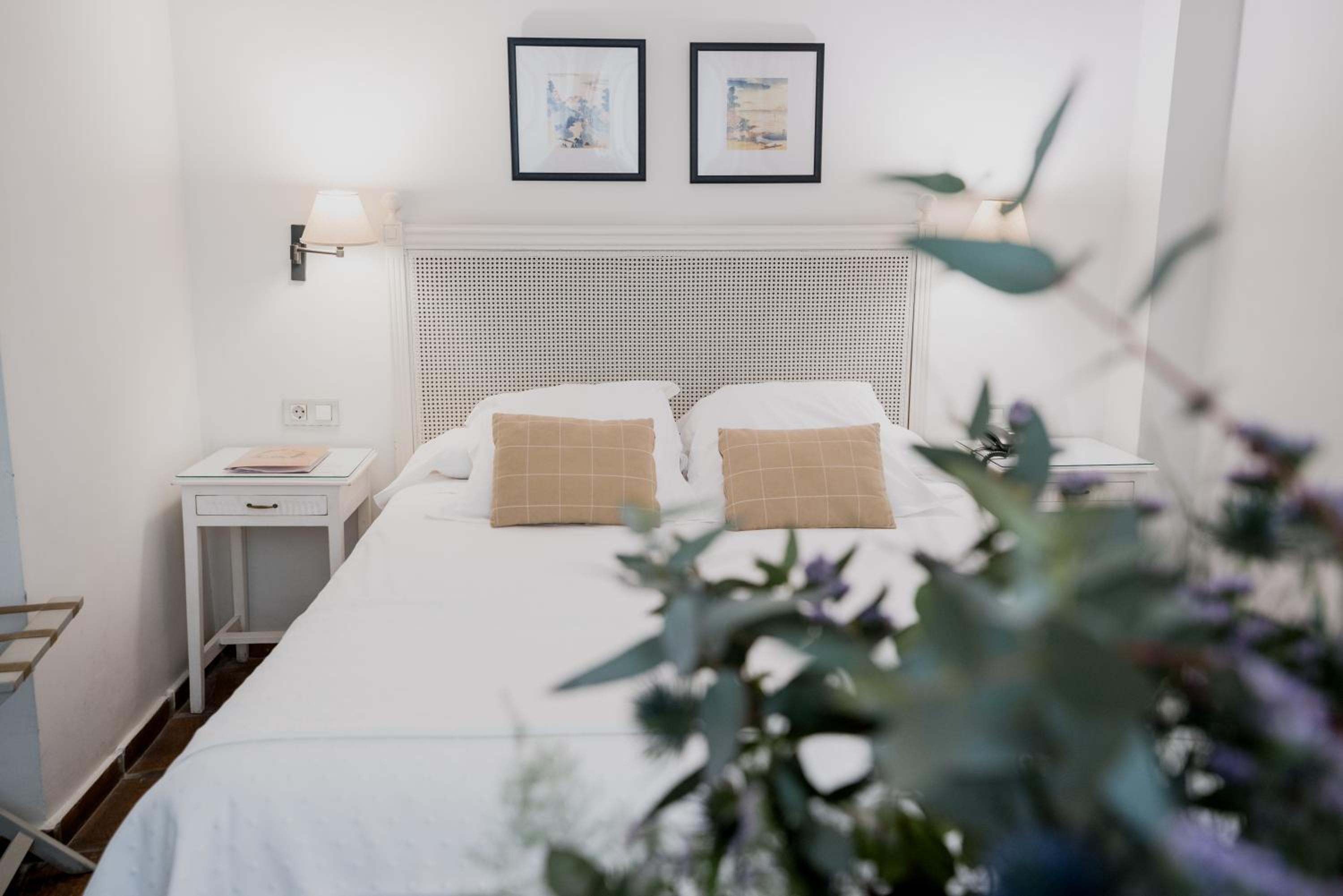 Standard Double or Twin Room - Photo 7