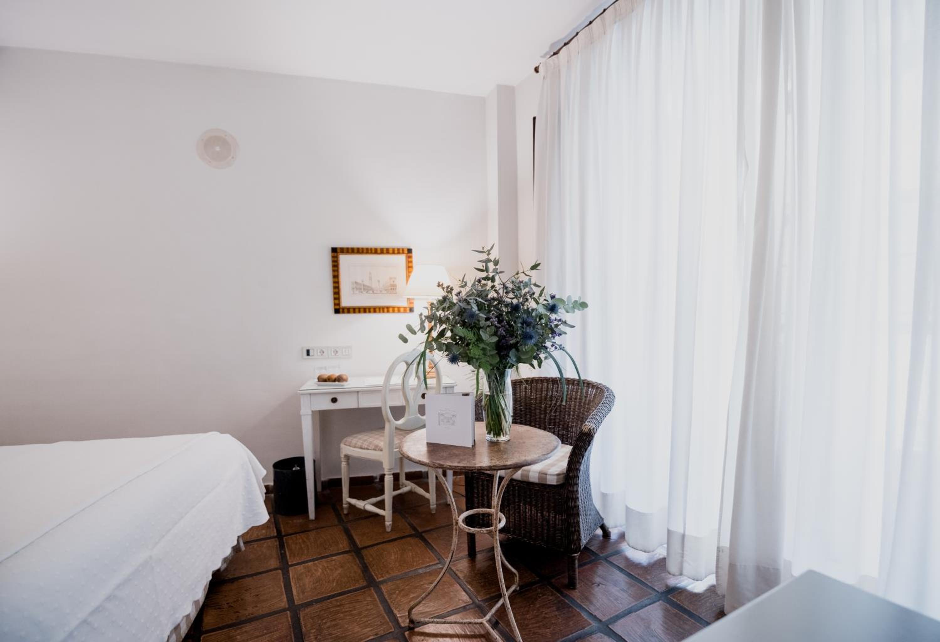 Standard Double or Twin Room - Photo 29