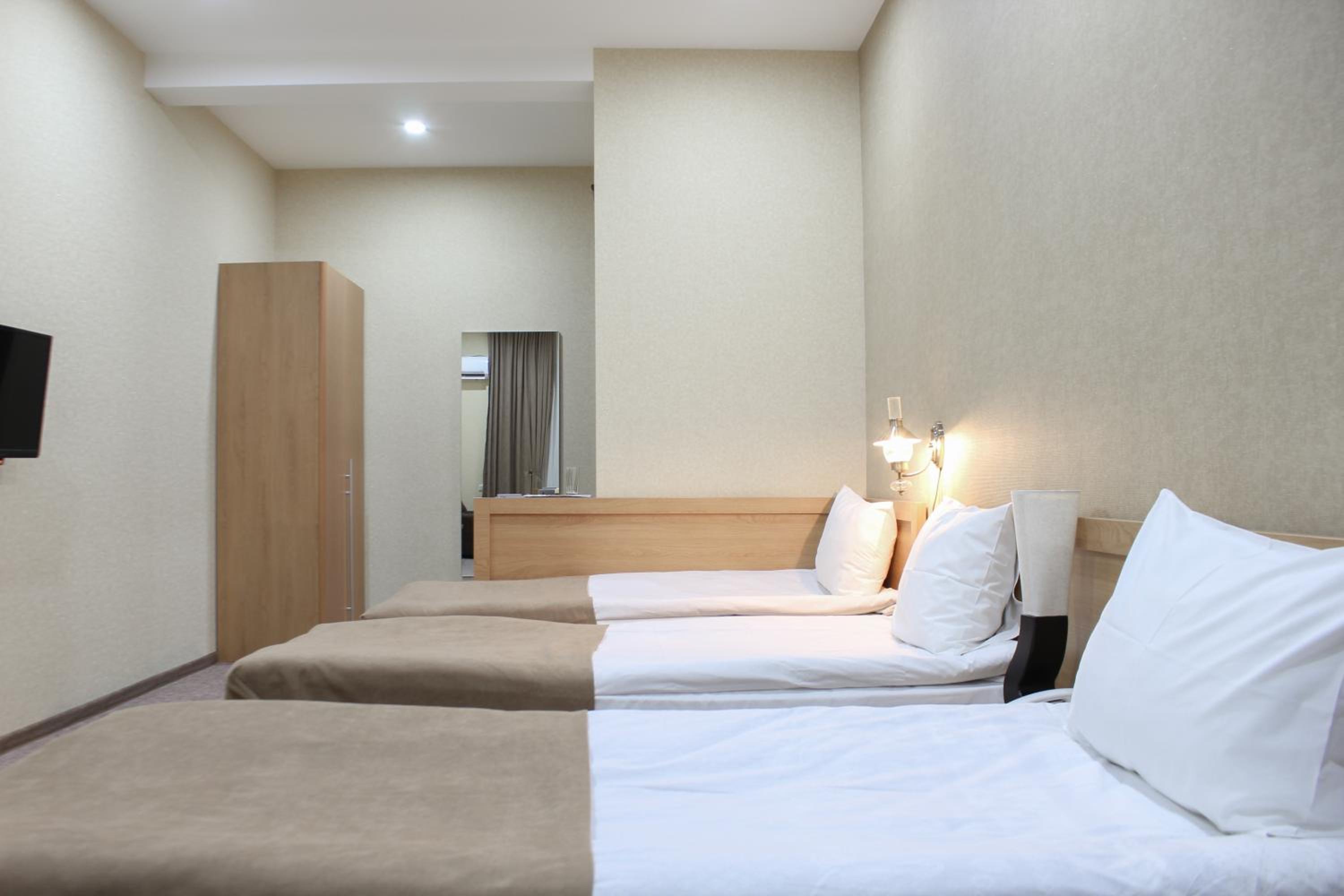 Triple Room with Three Twin Beds - Photo 3