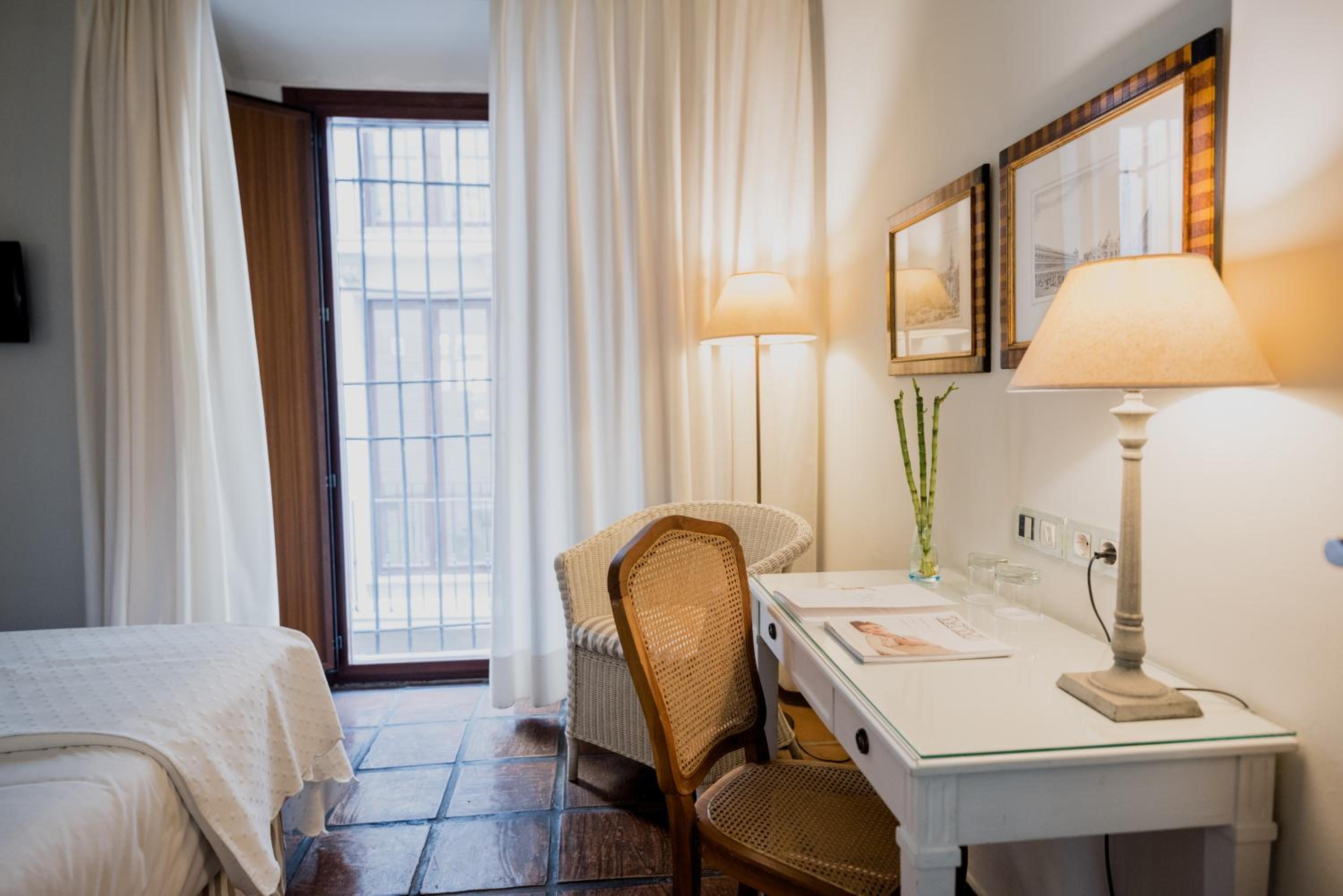 Standard Double or Twin Room - Photo 12