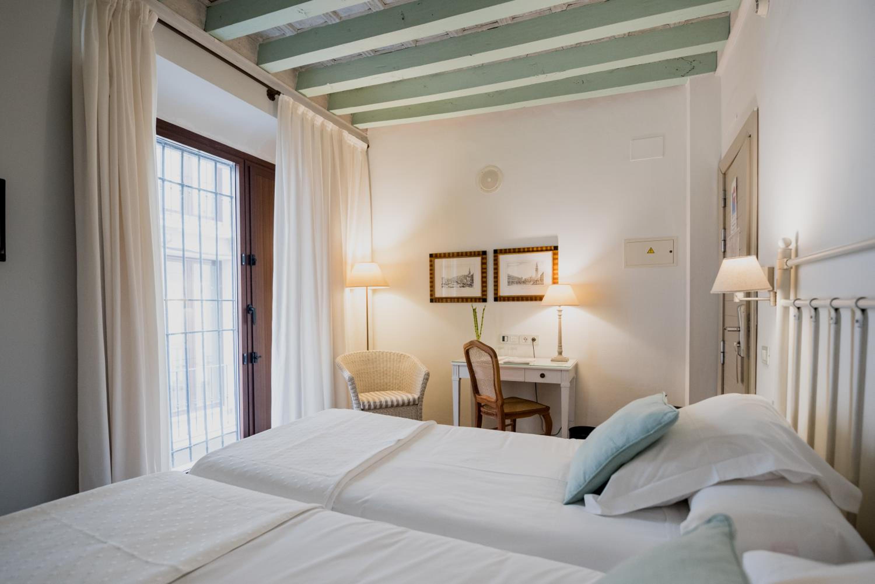 Standard Double or Twin Room - Photo 10