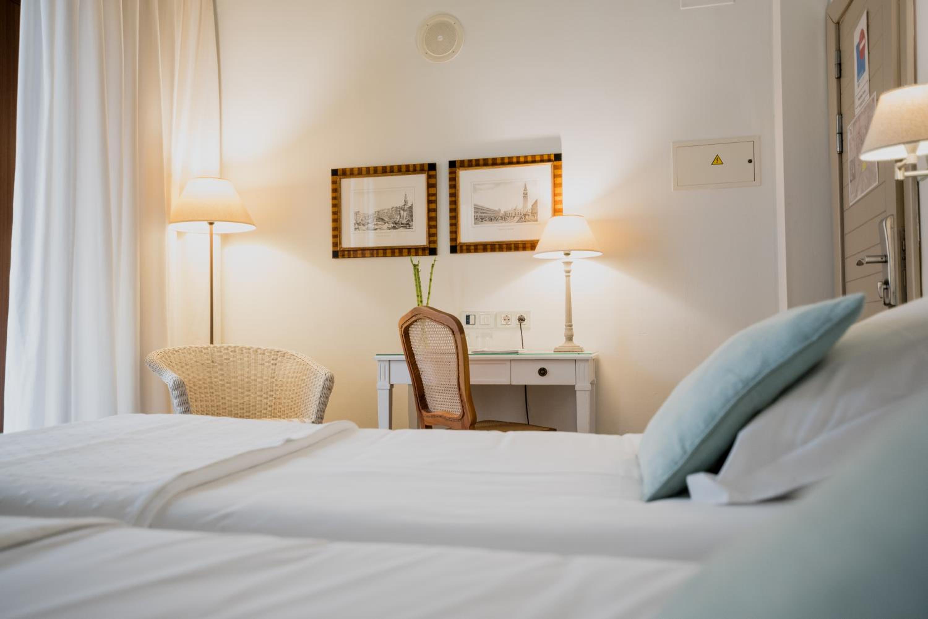 Standard Double or Twin Room - Photo 13