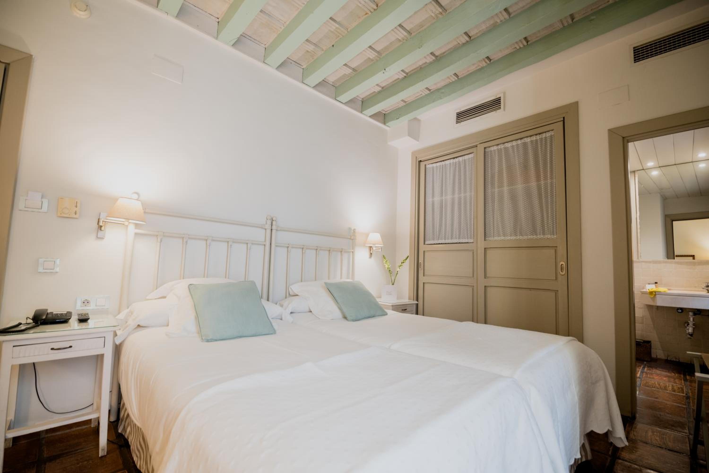 Standard Double or Twin Room - Photo 4