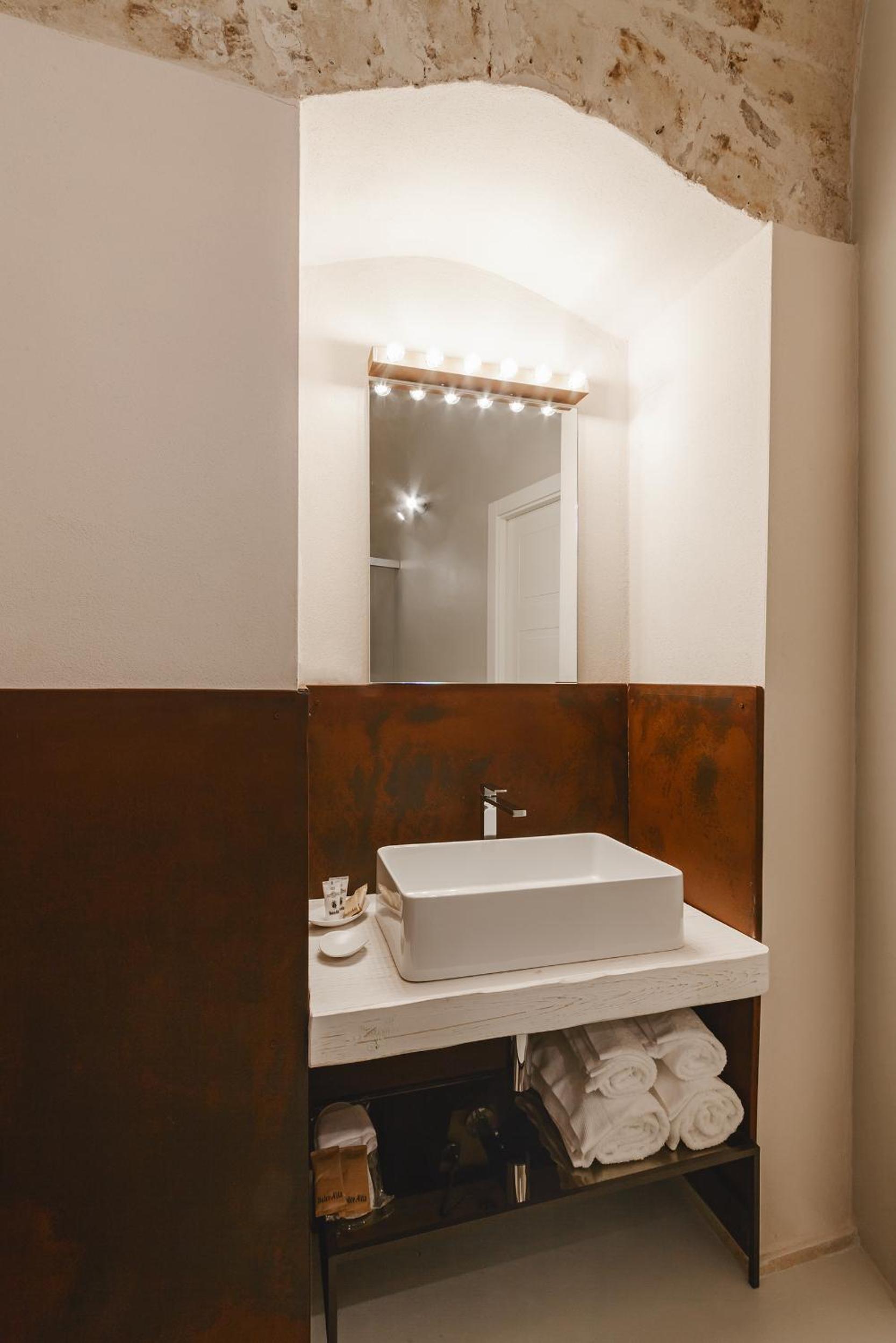 Deluxe Room - Photo 8
