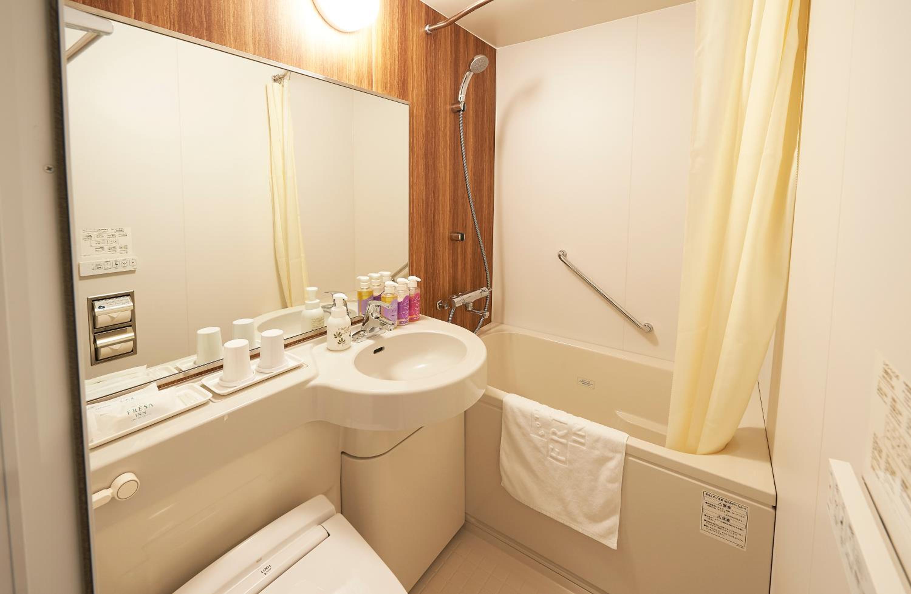Twin Room - Non-Smoking photo 2