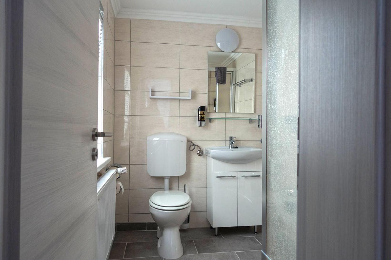 Twin Room with Bathroom - Photo 6