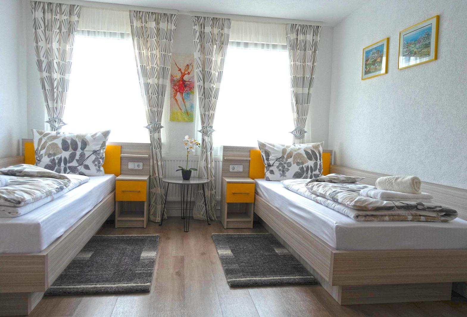 Twin Room with Bathroom - Photo 3