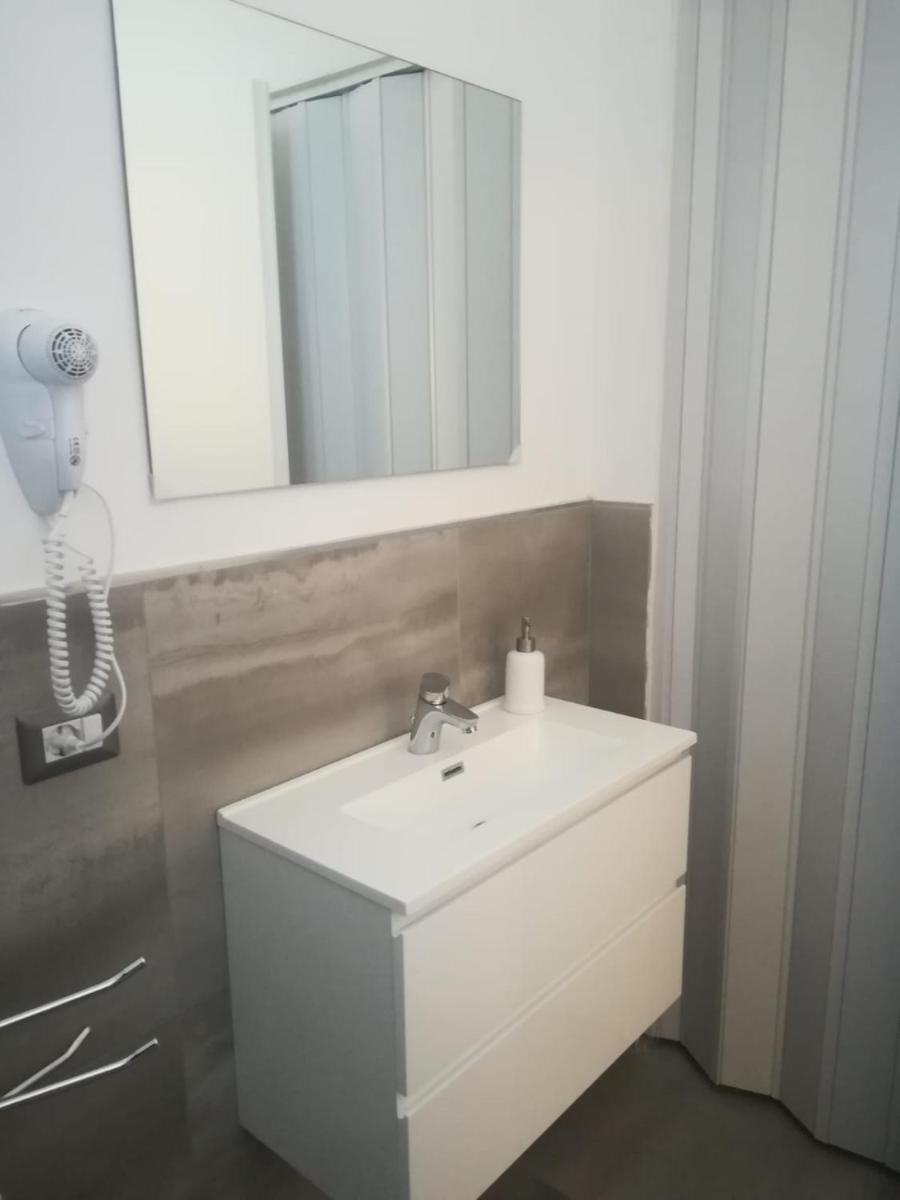 One-Bedroom House - Photo 11