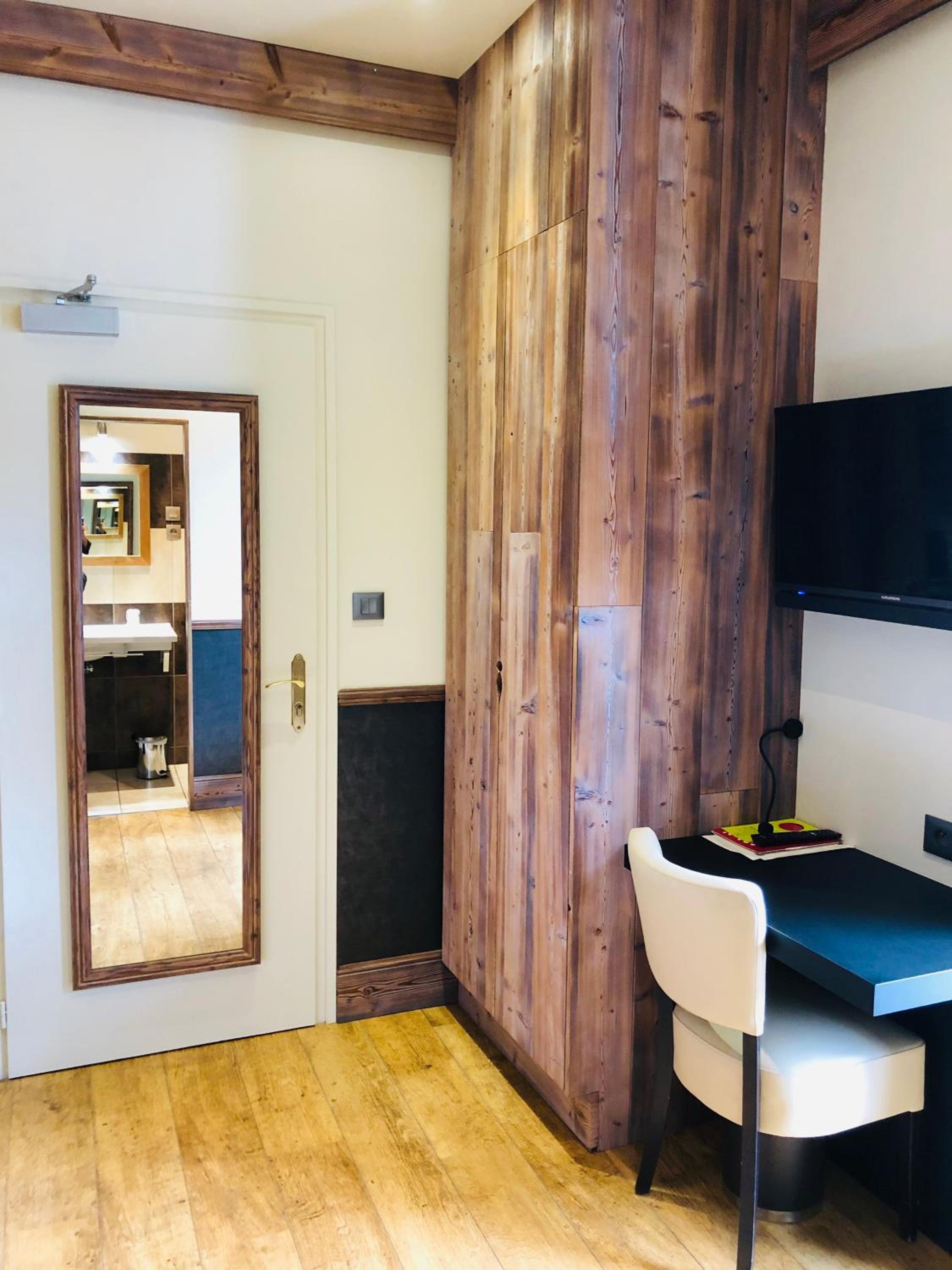Standard Double Room only accessible by stairs - Photo 9