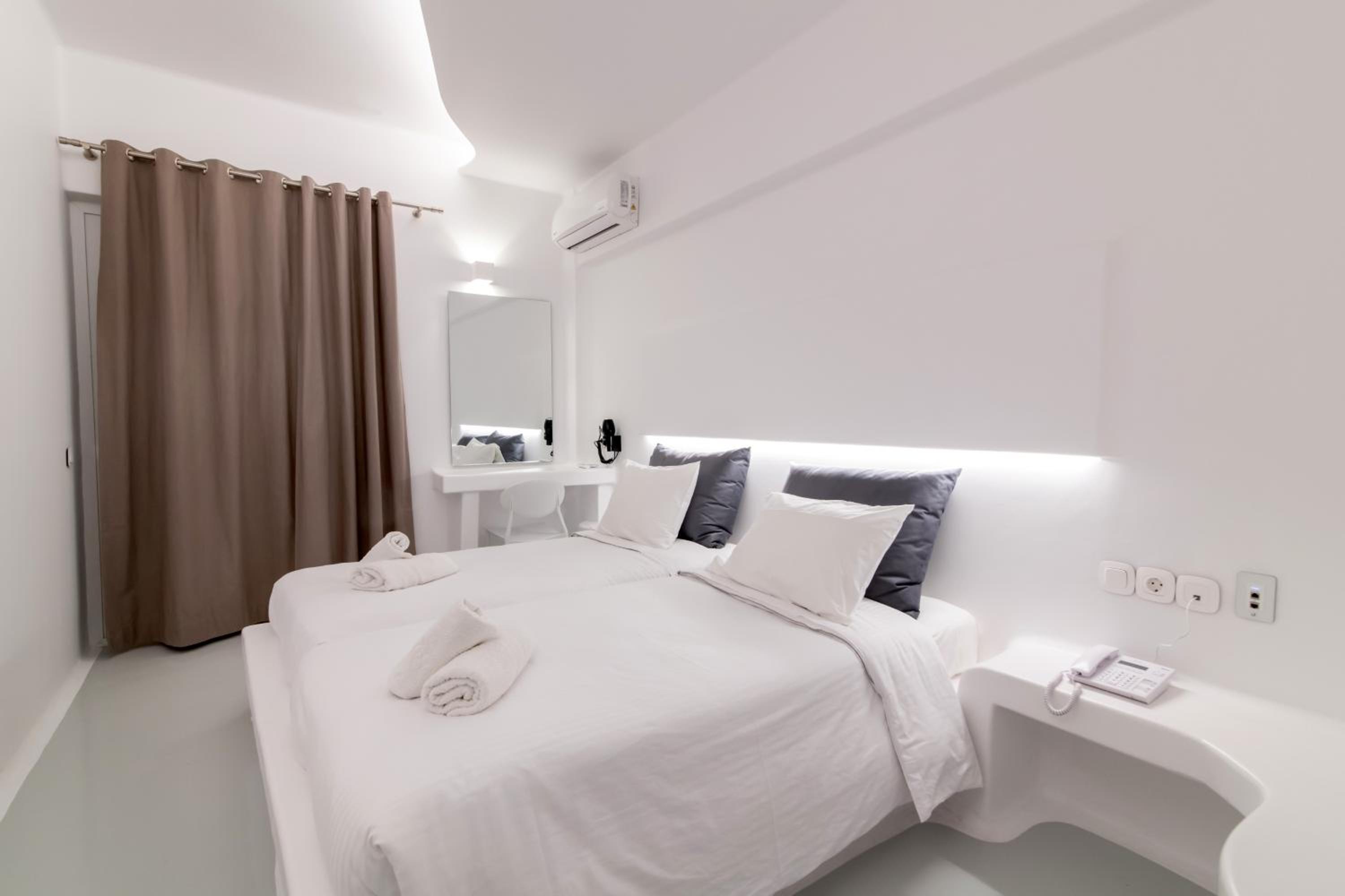 Deluxe Double Room with Balcony photo 3