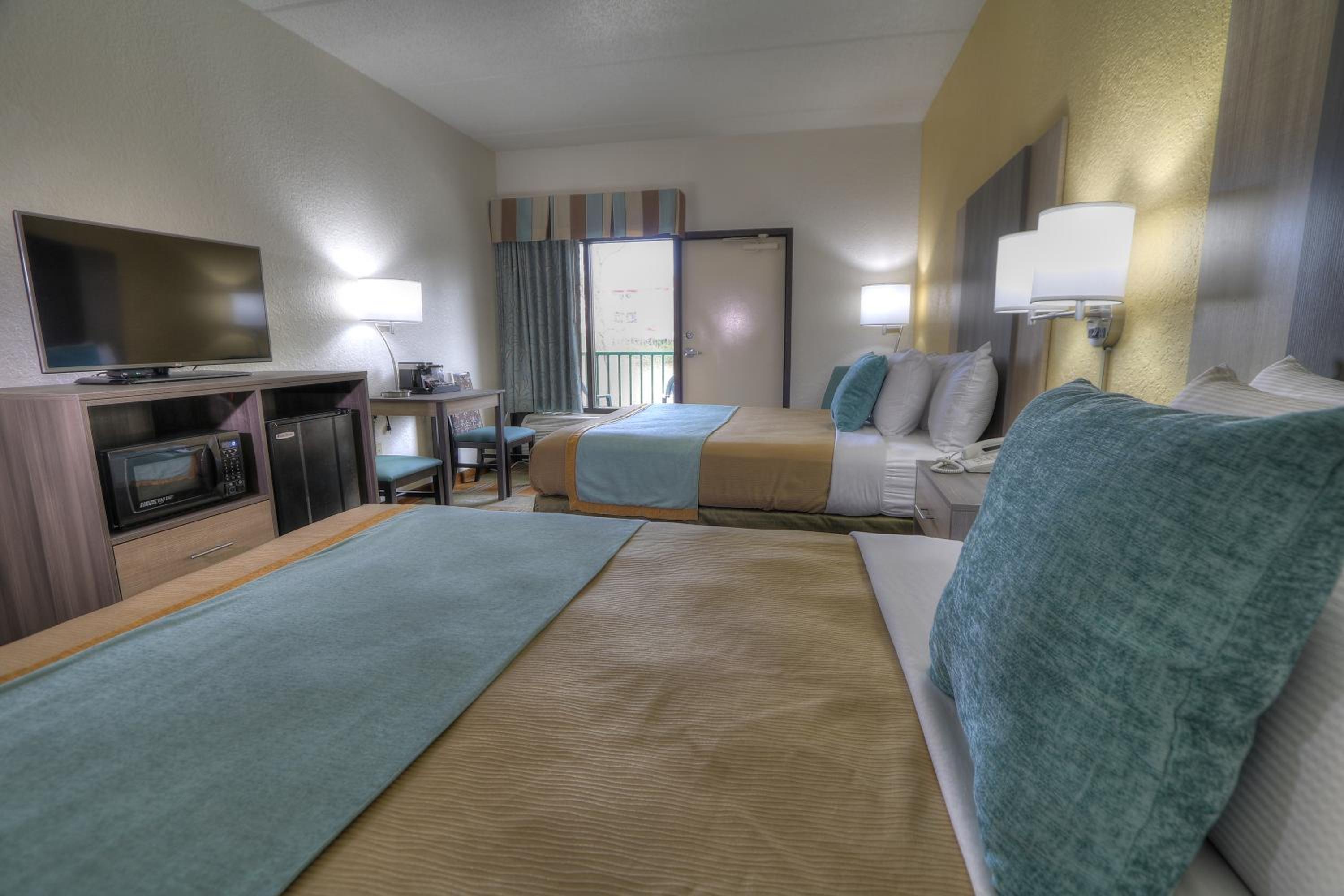 Queen Room with Two Queen Beds and Balcony photo 2