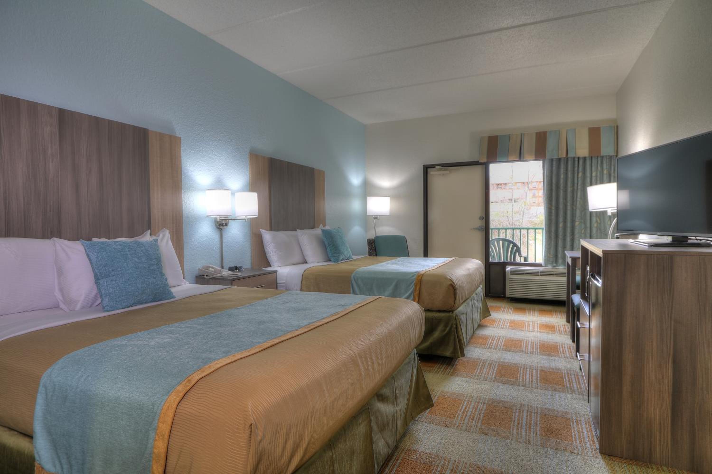 Queen Room with Two Queen Beds and Balcony photo 3