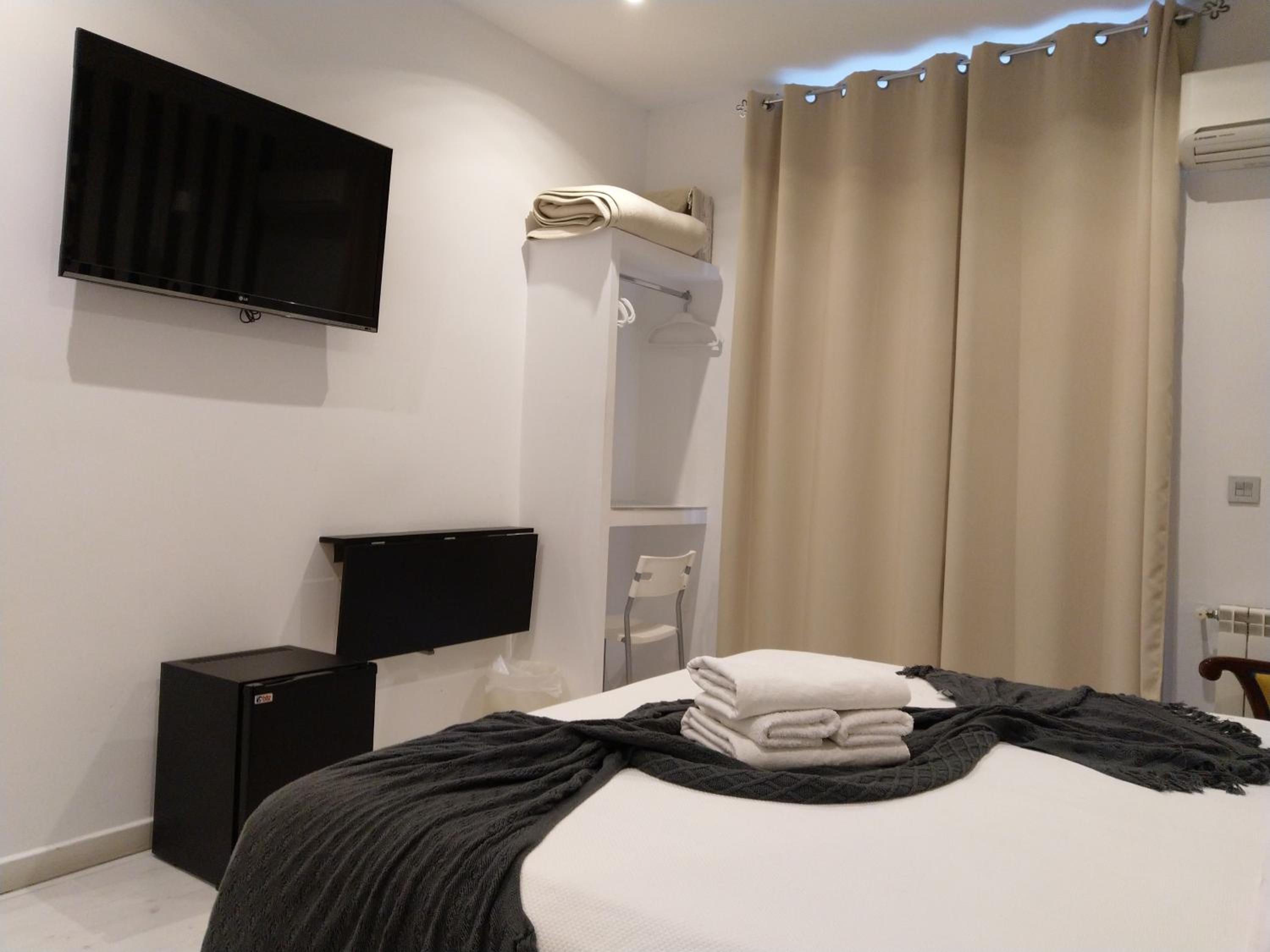Deluxe Double Room with City View photo 3