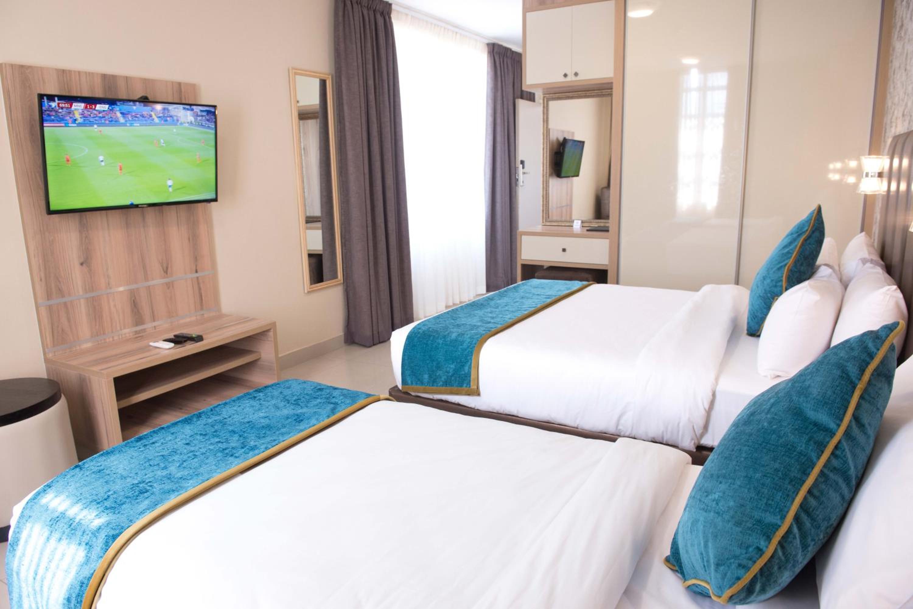 Deluxe Double Room (2 Adults + 1 Child) - Photo 2