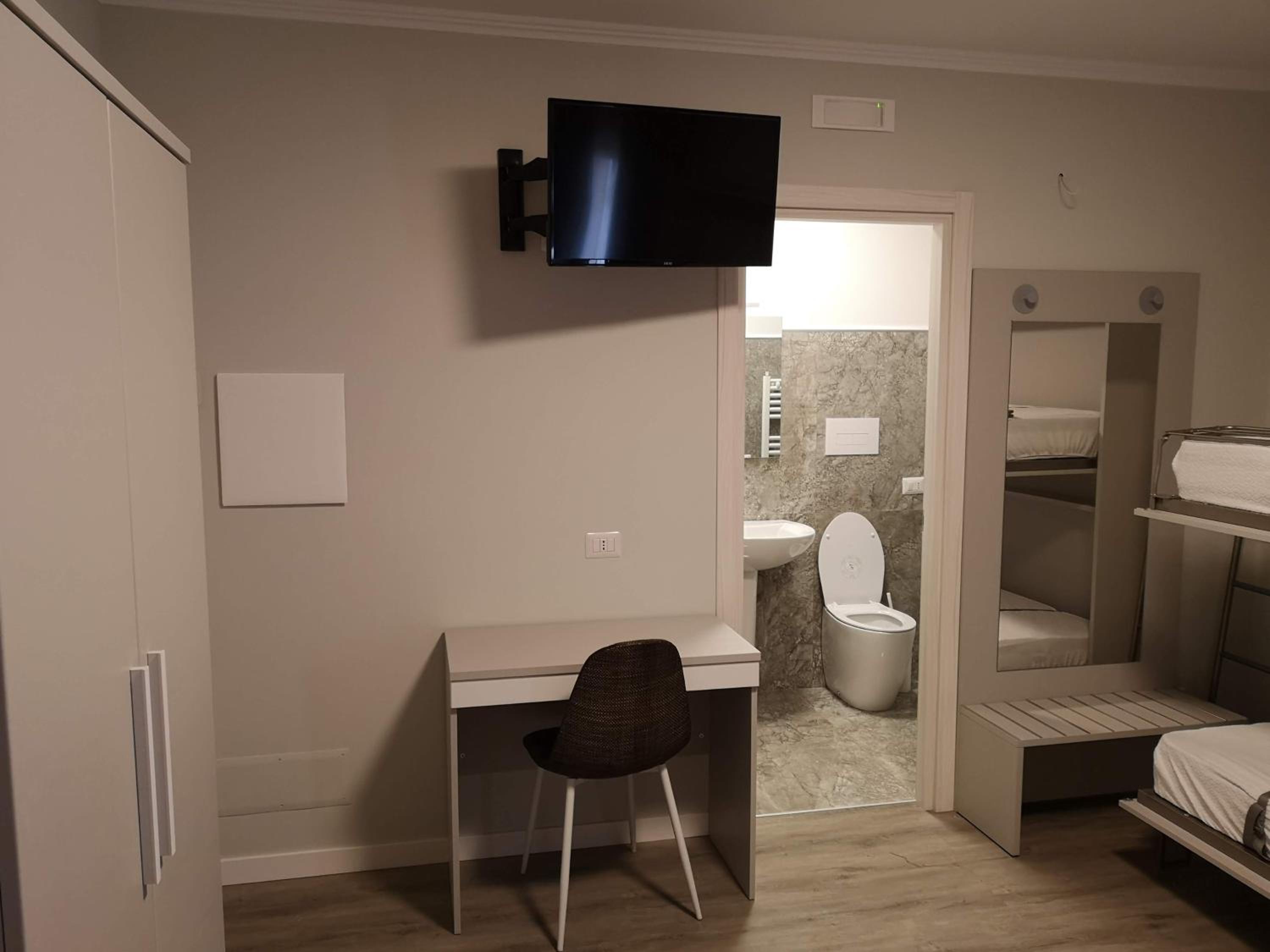 Quadruple Room with Private Bathroom - Photo 6