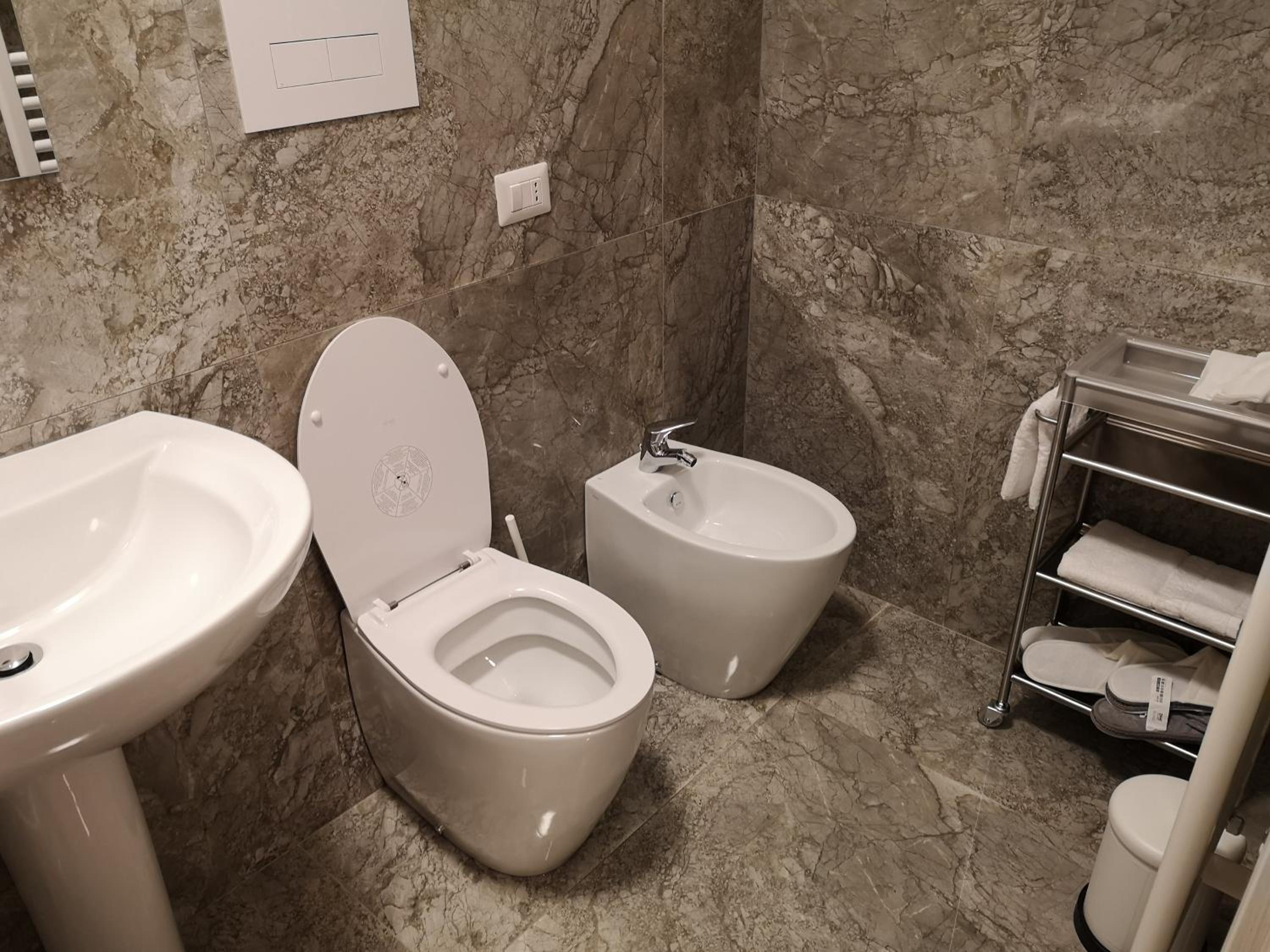Deluxe Double Room with Shower - Photo 16