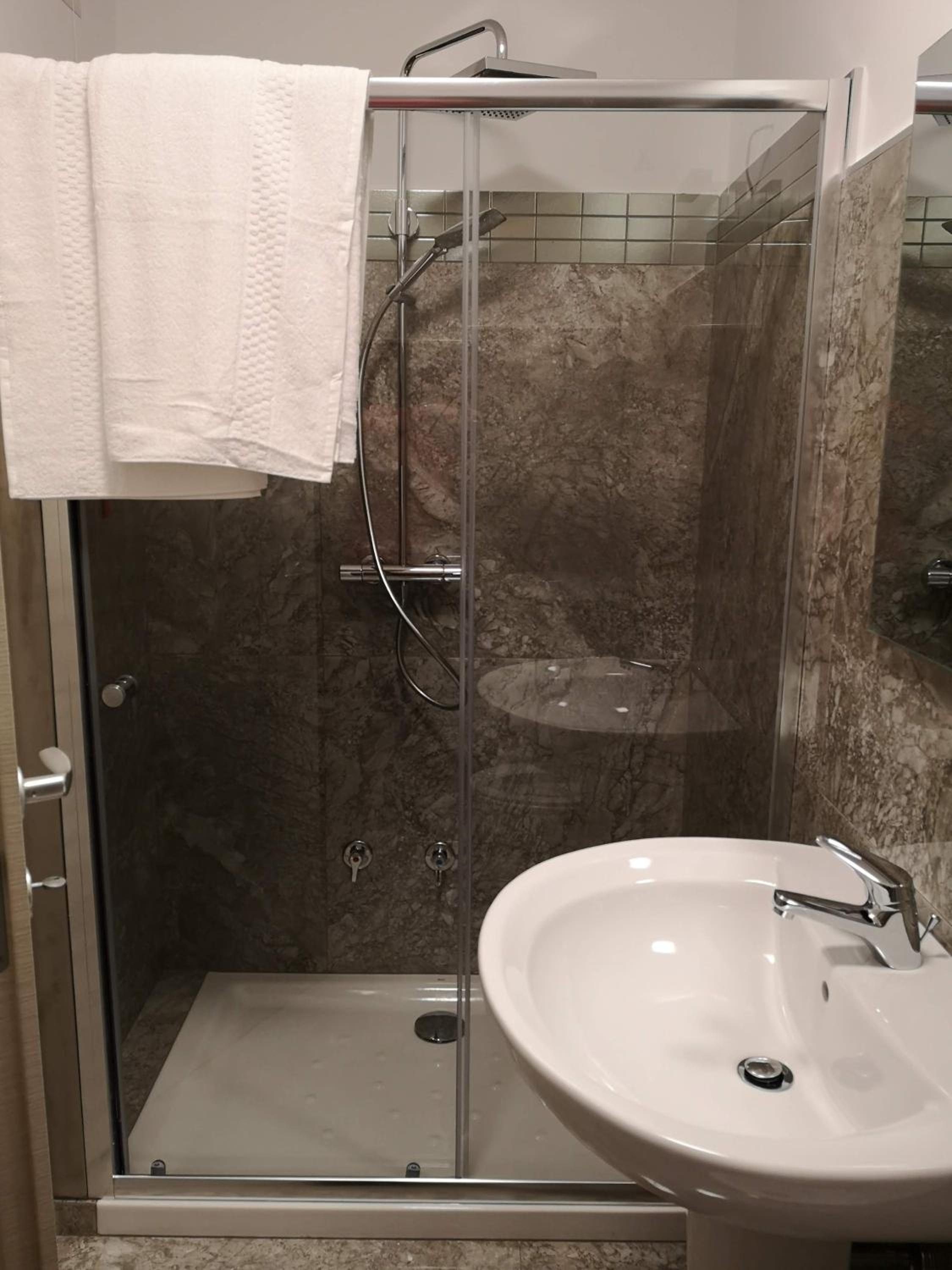 Deluxe Double Room with Shower - Photo 5