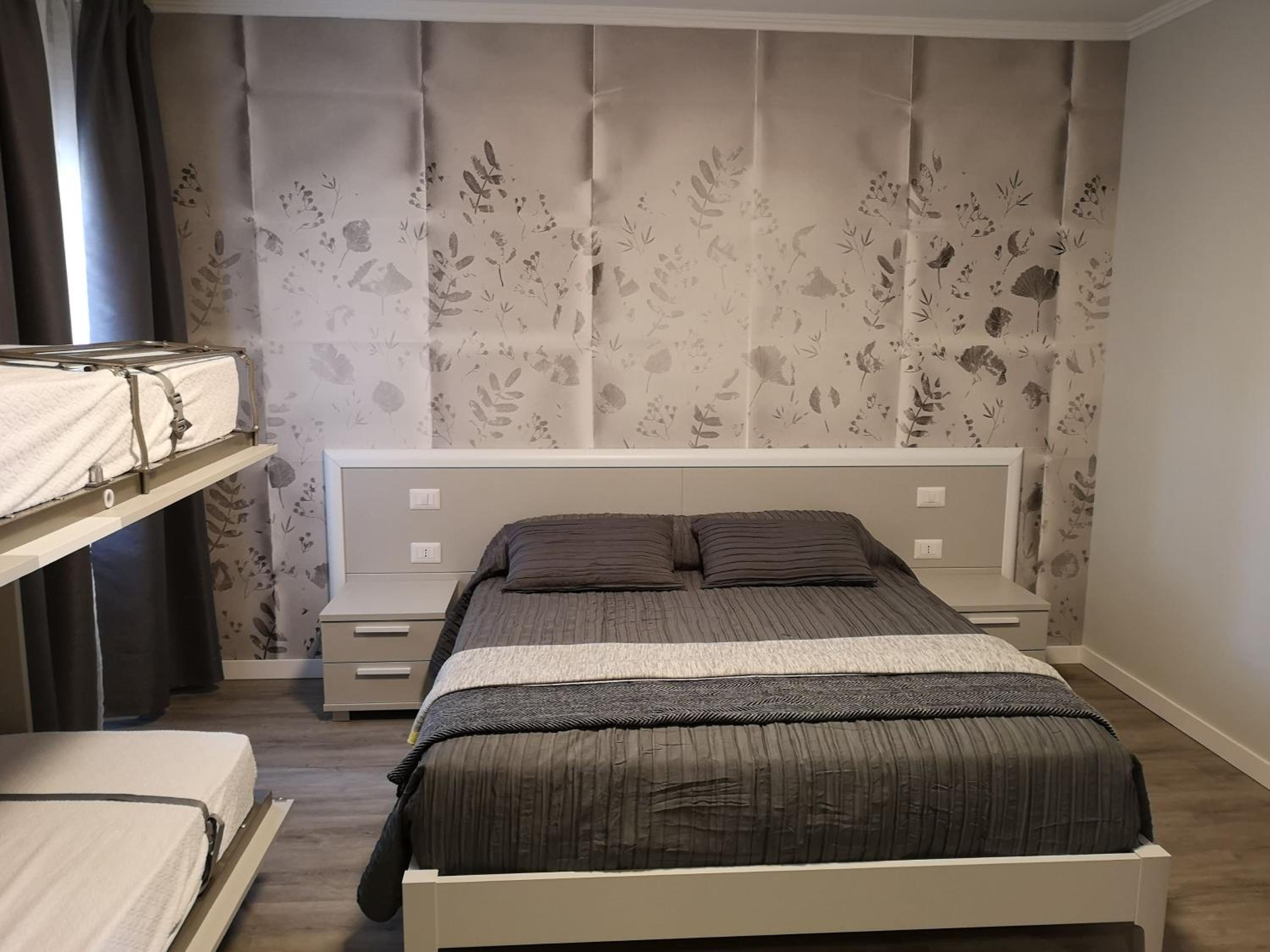 Quadruple Room with Private Bathroom - Photo 2