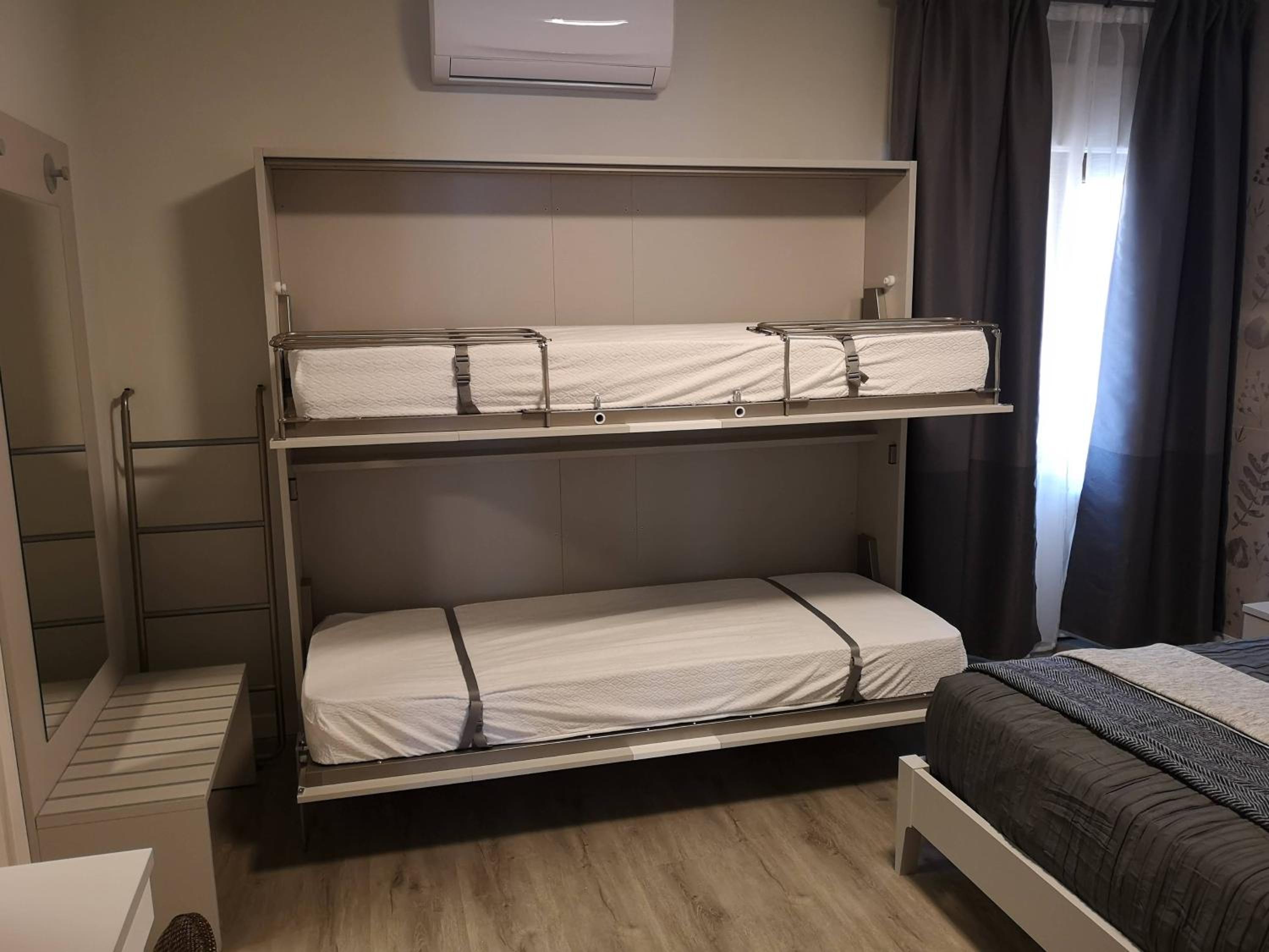 Quadruple Room with Private Bathroom - Photo 8