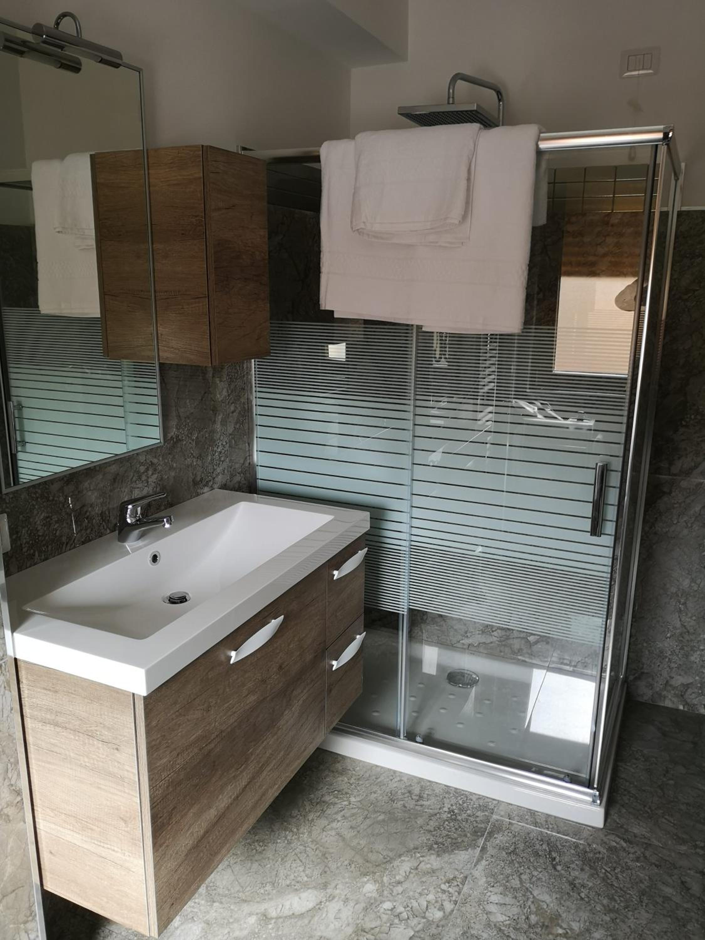 Deluxe Double Room with Shower - Photo 4
