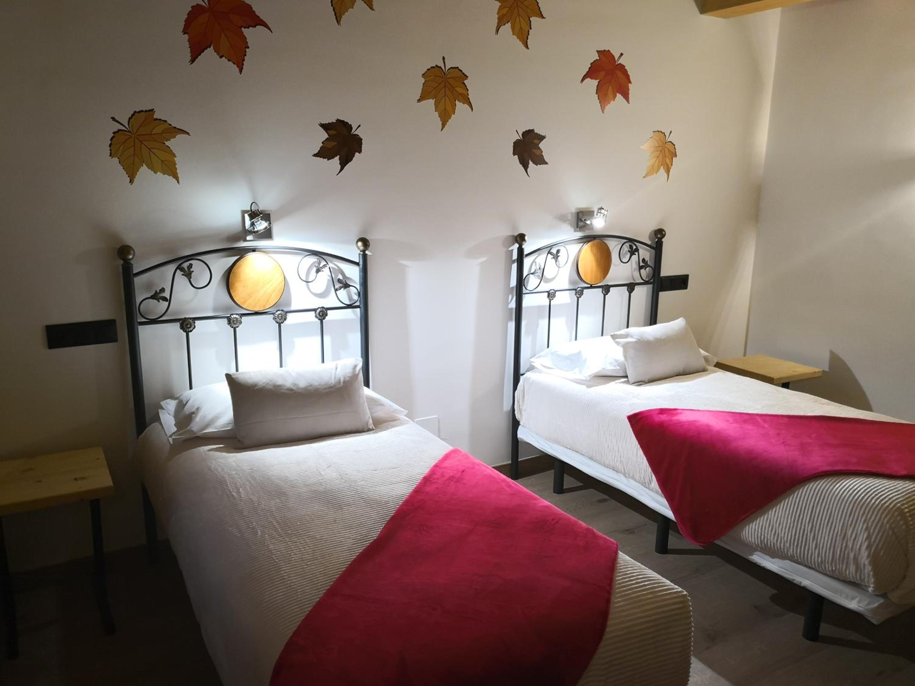Twin Room with Extra Bed - Photo 1