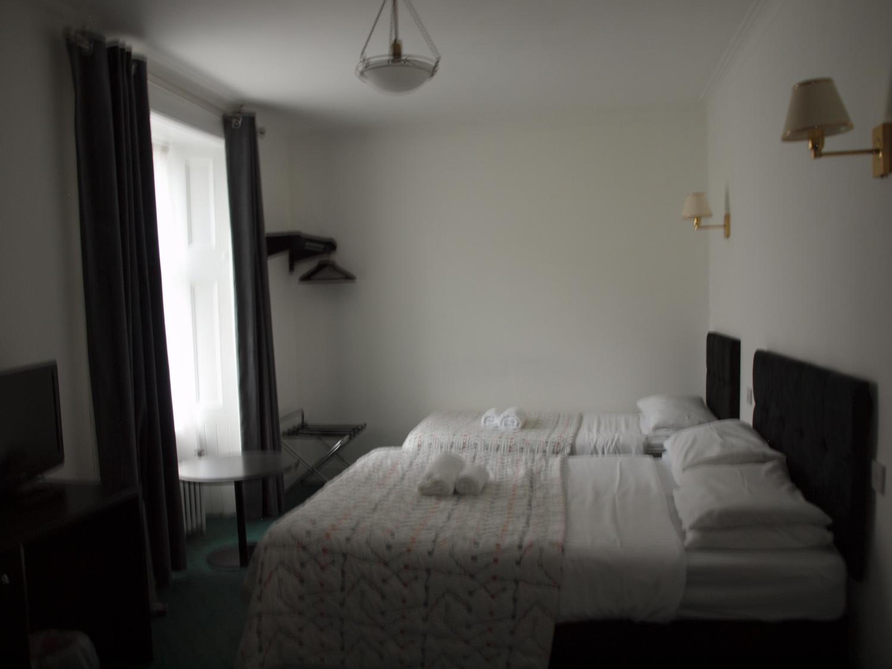 Family Room (2 Adults + 1 Child) - Photo 2