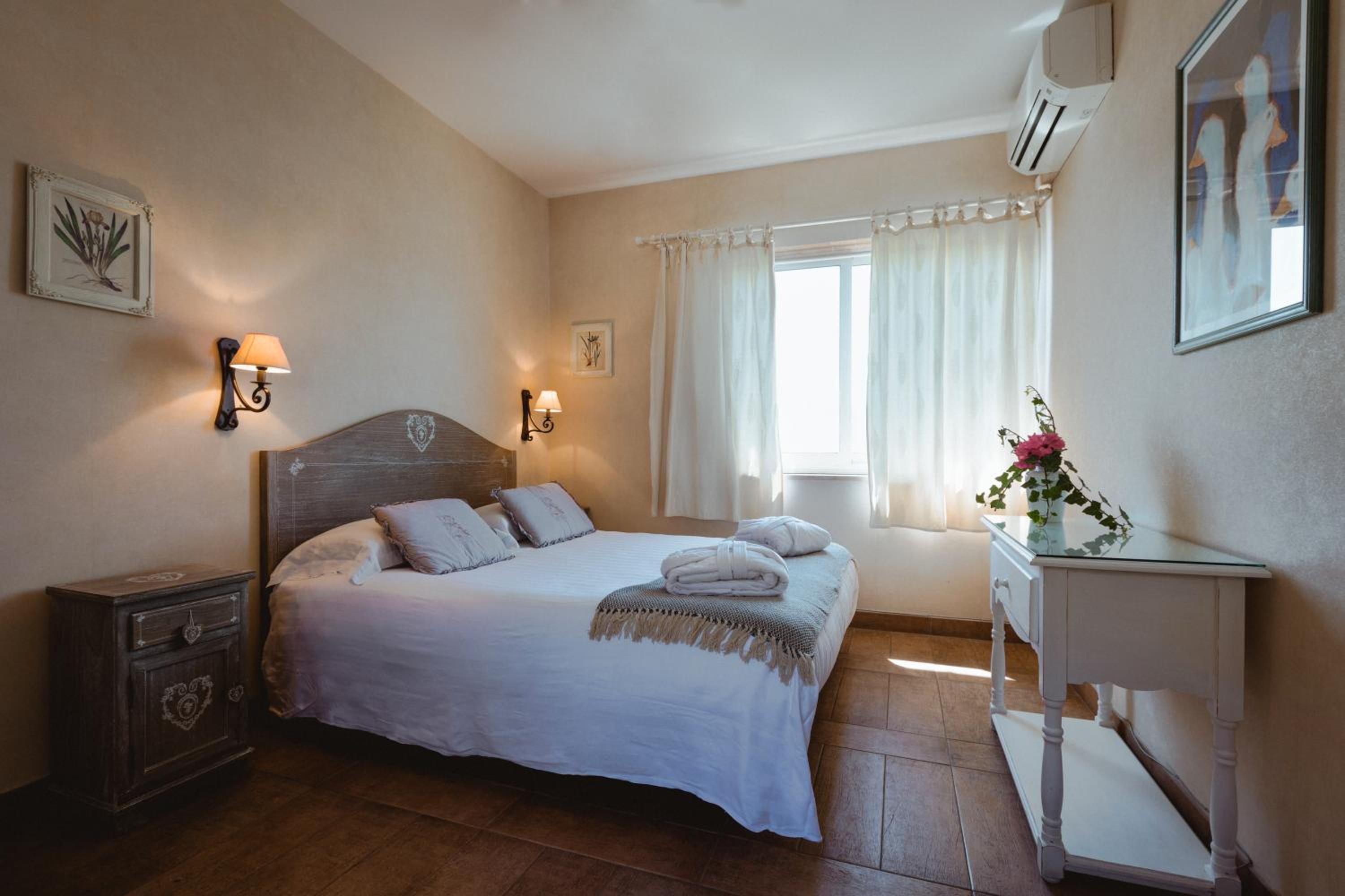 Double Room with Lake View - Photo 4