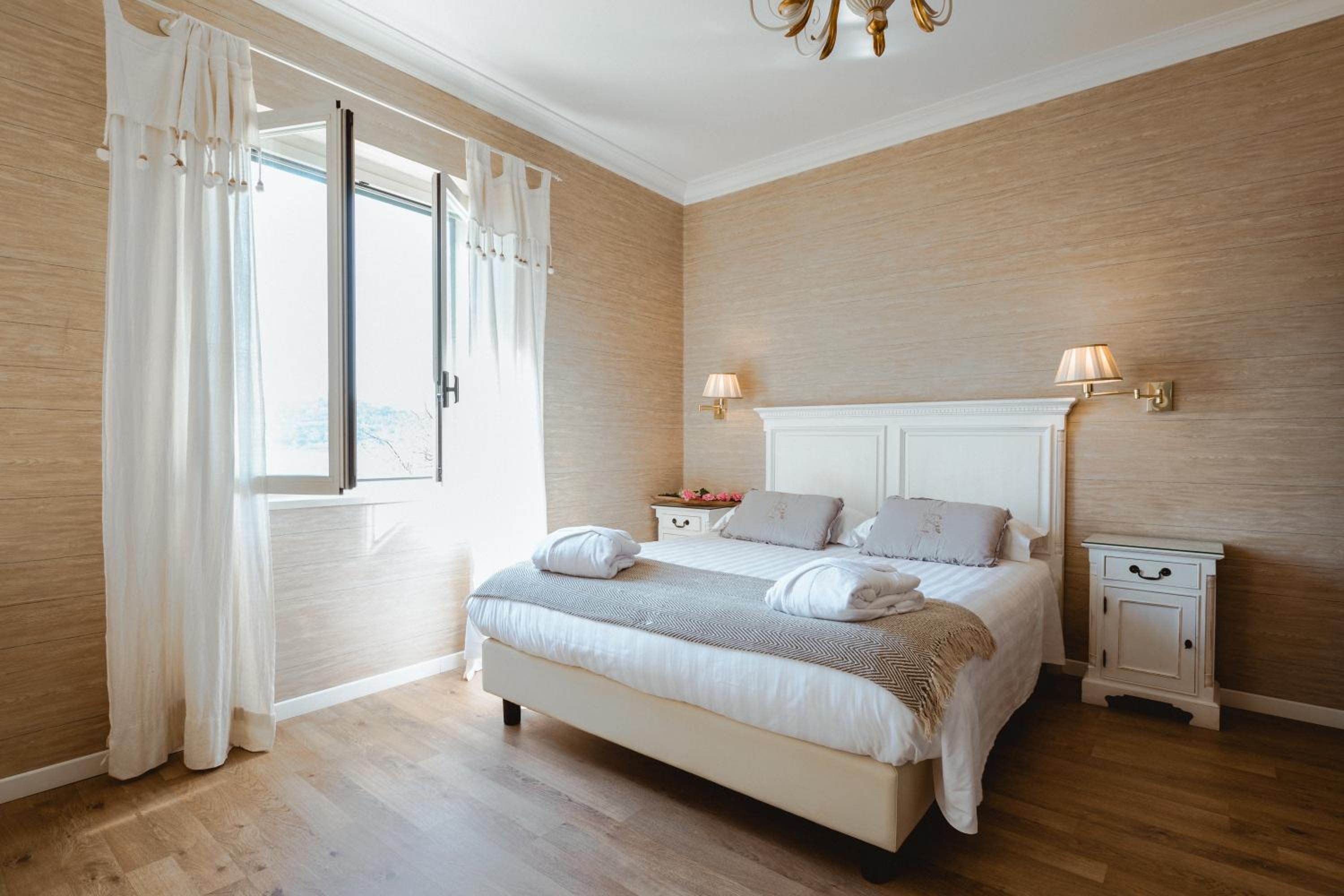 Double Room with Lake View - Photo 3