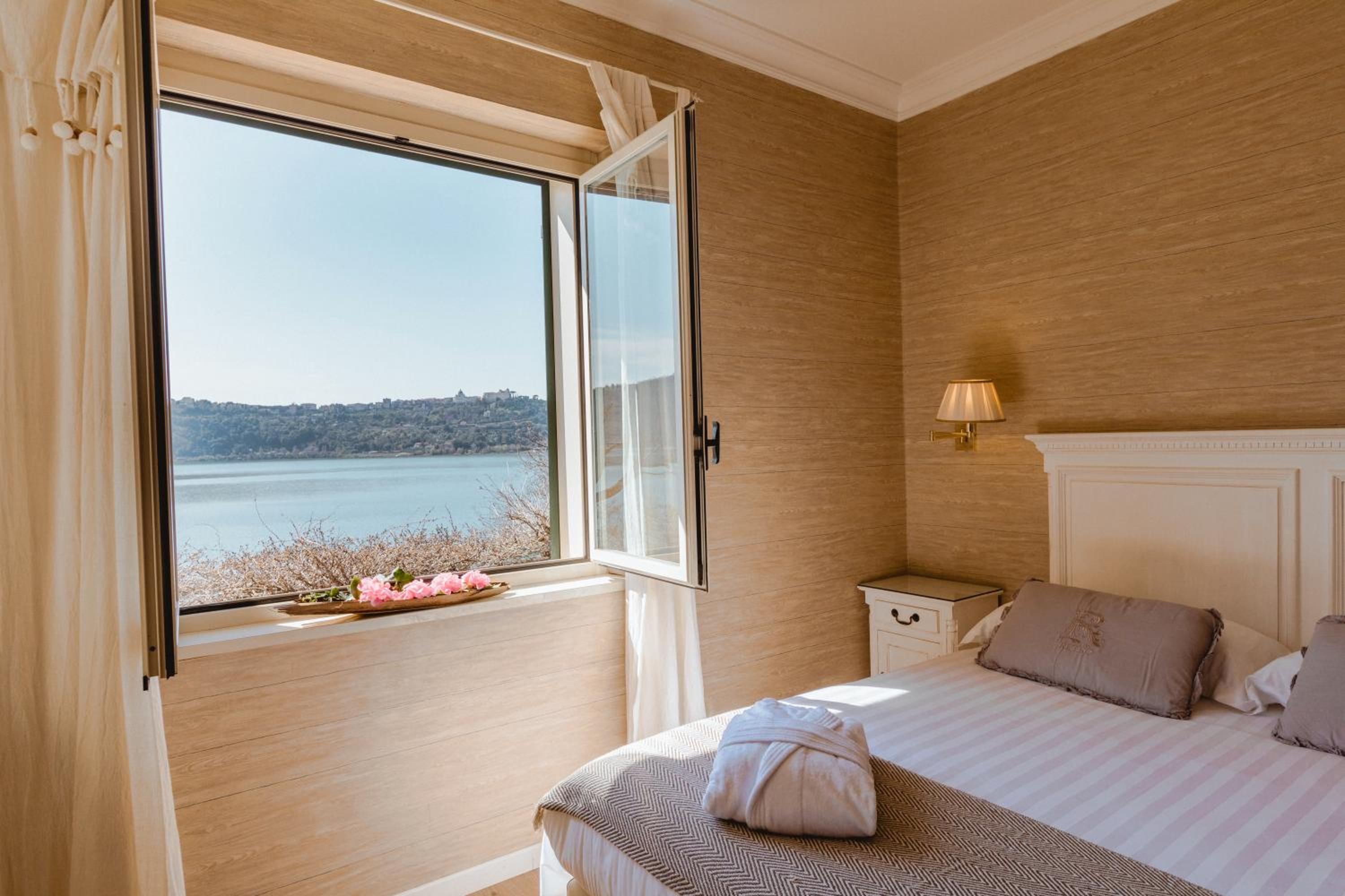Double Room with Lake View - Photo 5