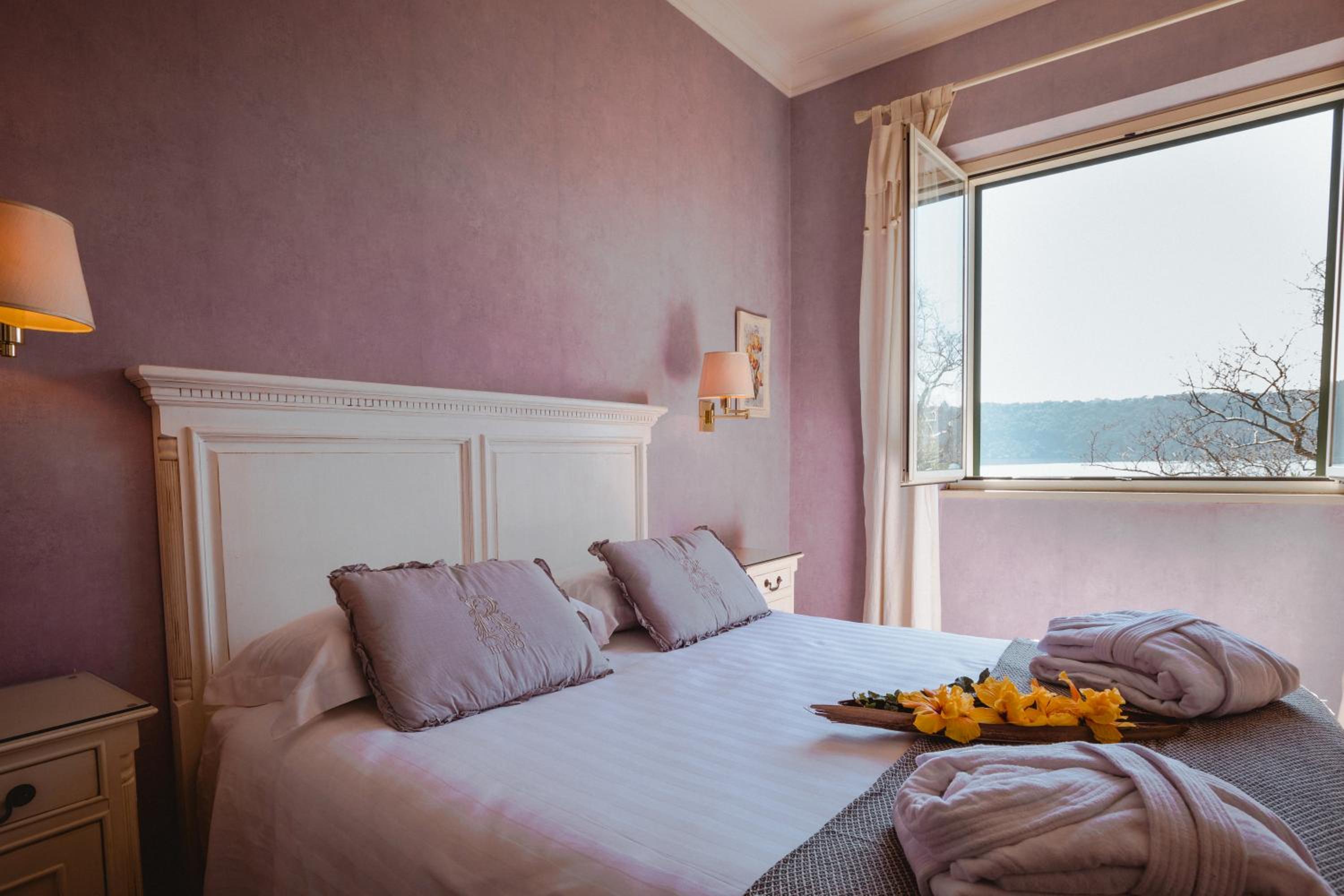 Double Room with Lake View - Photo 2