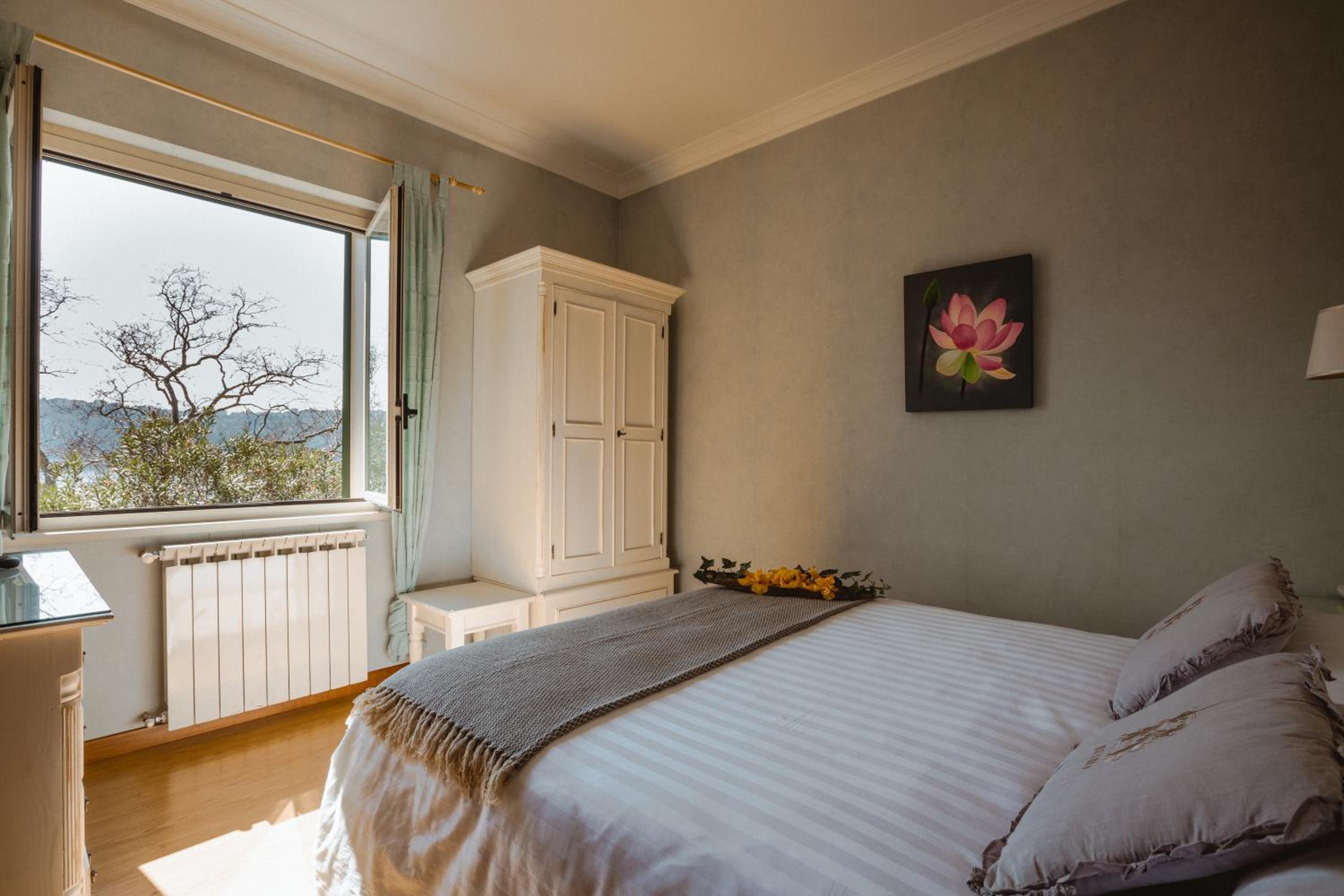 Double Room with Lake View - Photo 1