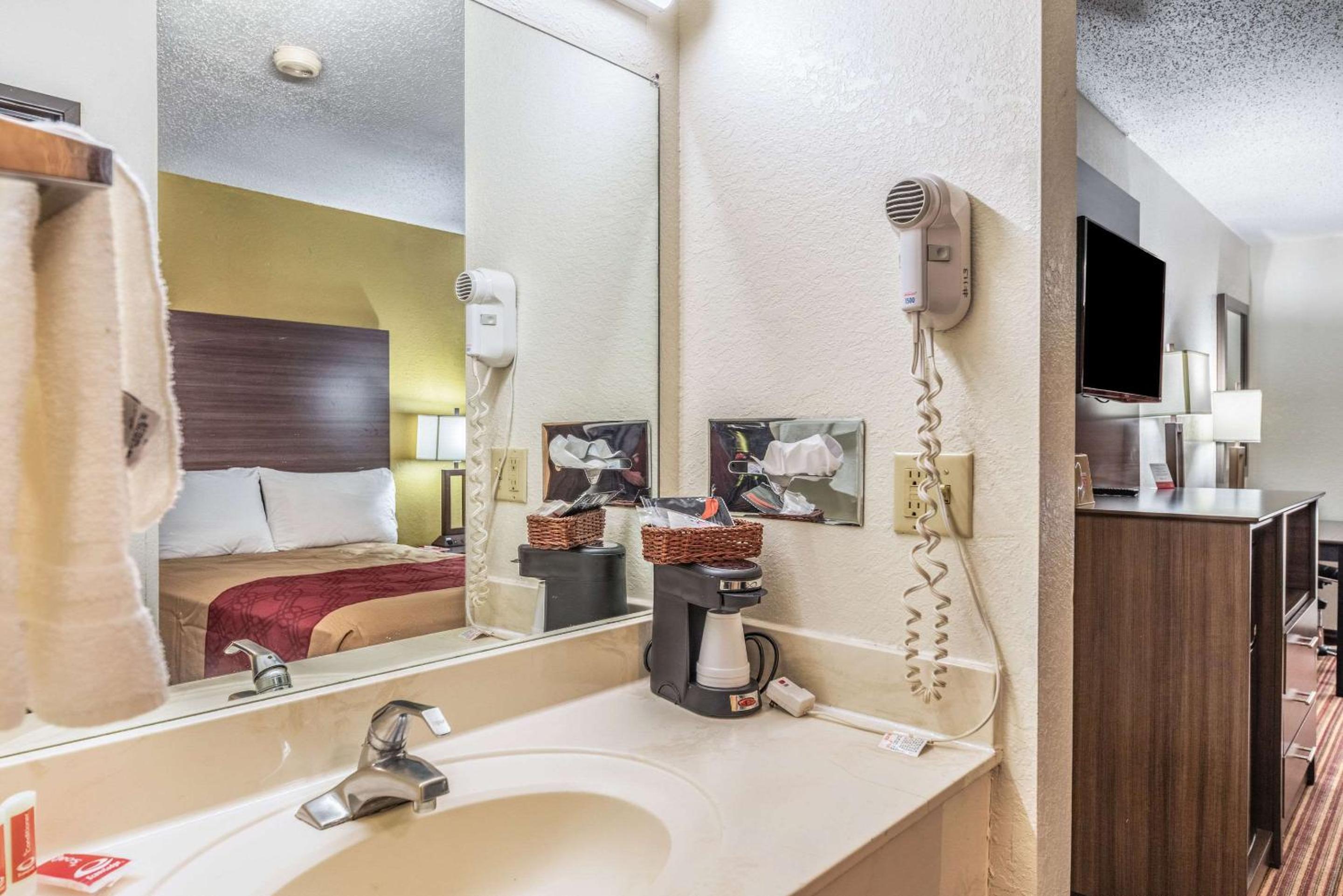 Double Room with Two Double Beds - Non-Smoking - Photo 2