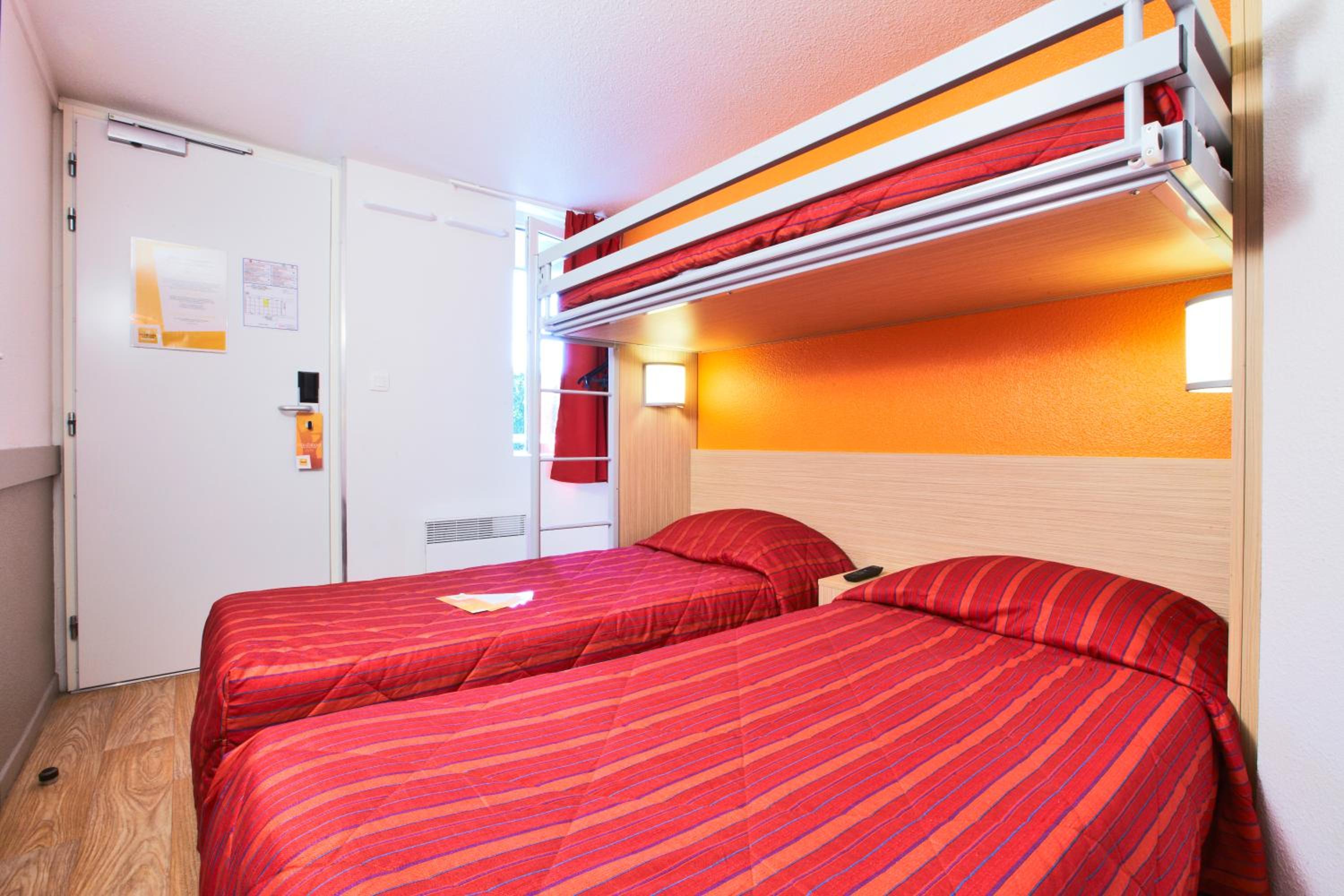 Triple Room (2 Single Beds + 1 Bunk Bed)     photo 1