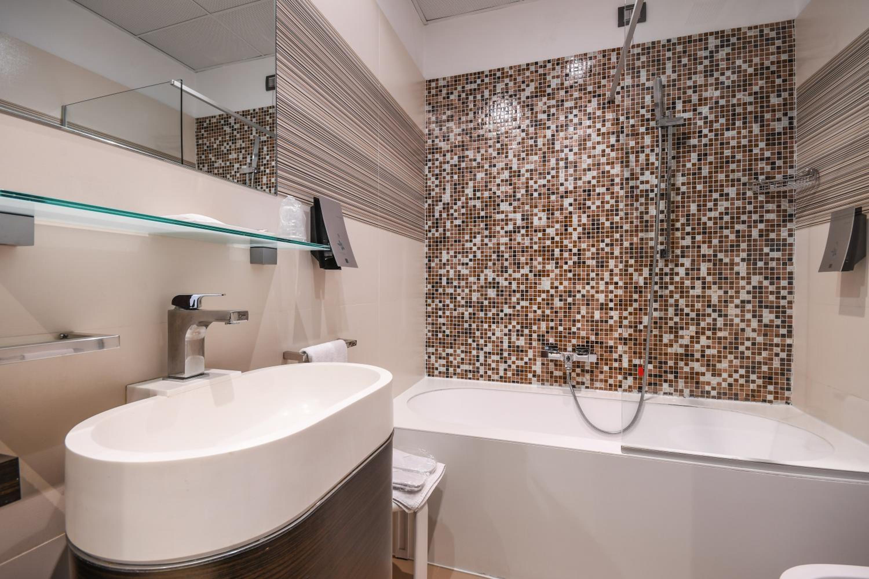 Premium Double Room - Photo 11