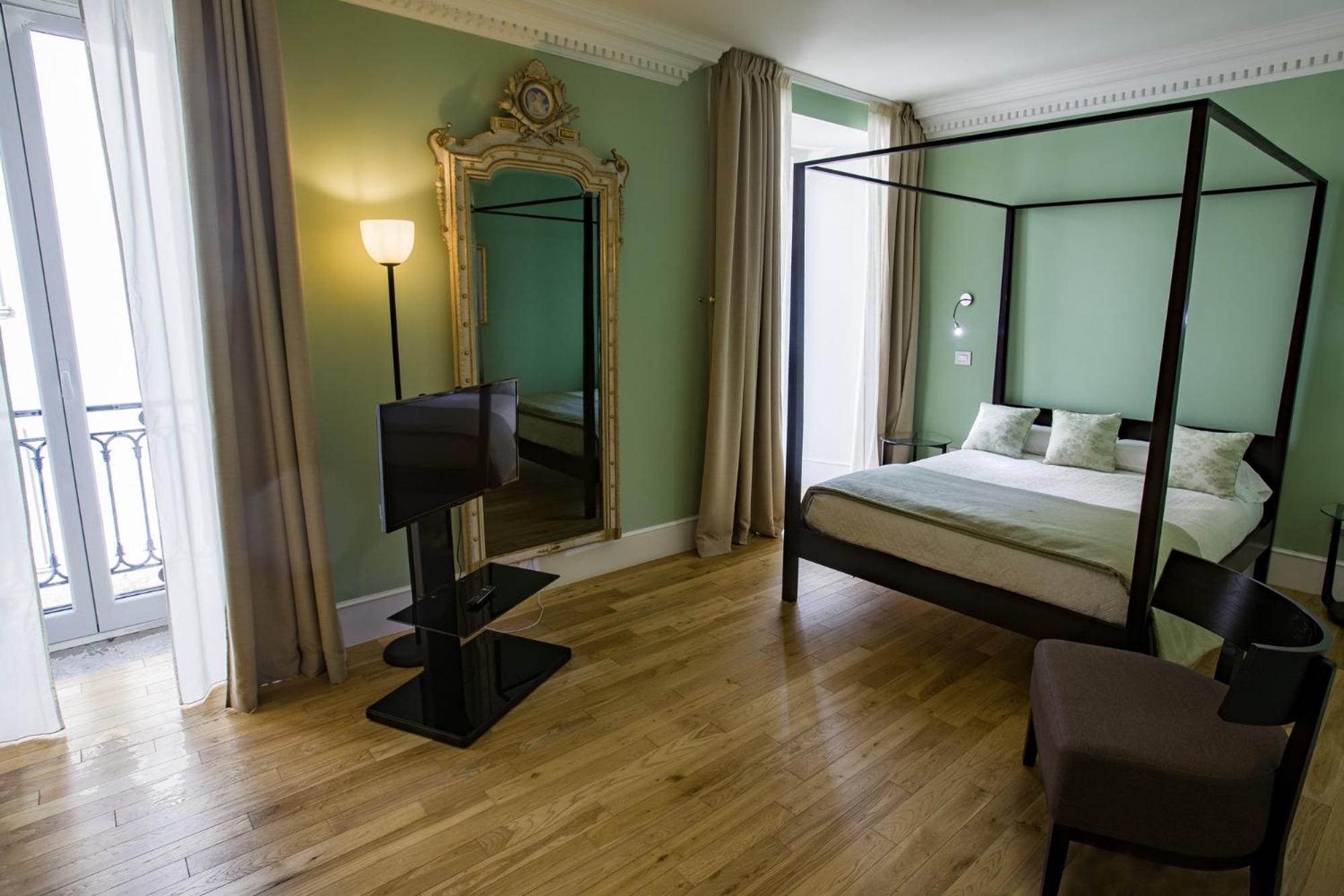 Queen Room photo 2