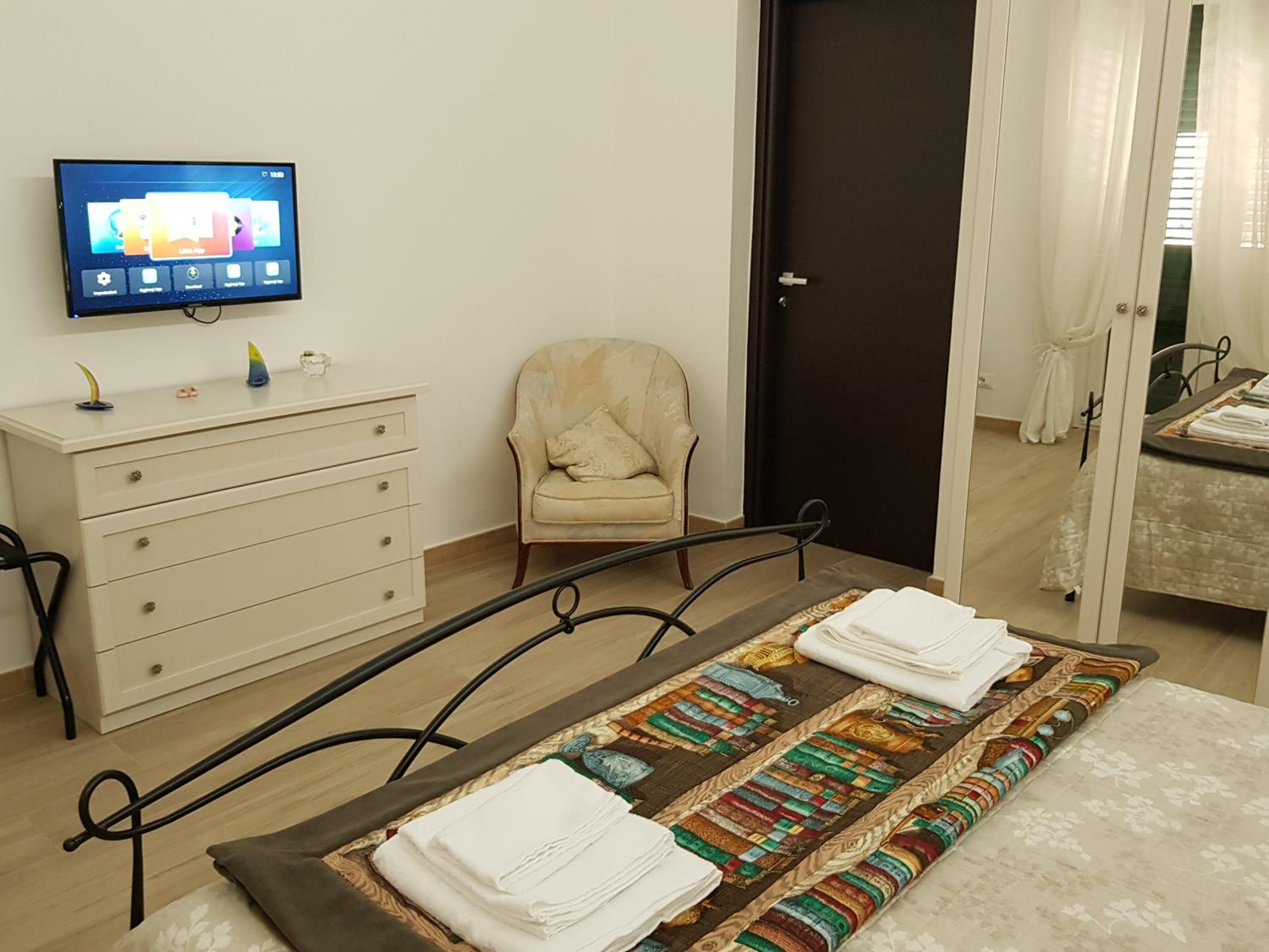 Deluxe Room - Photo 11